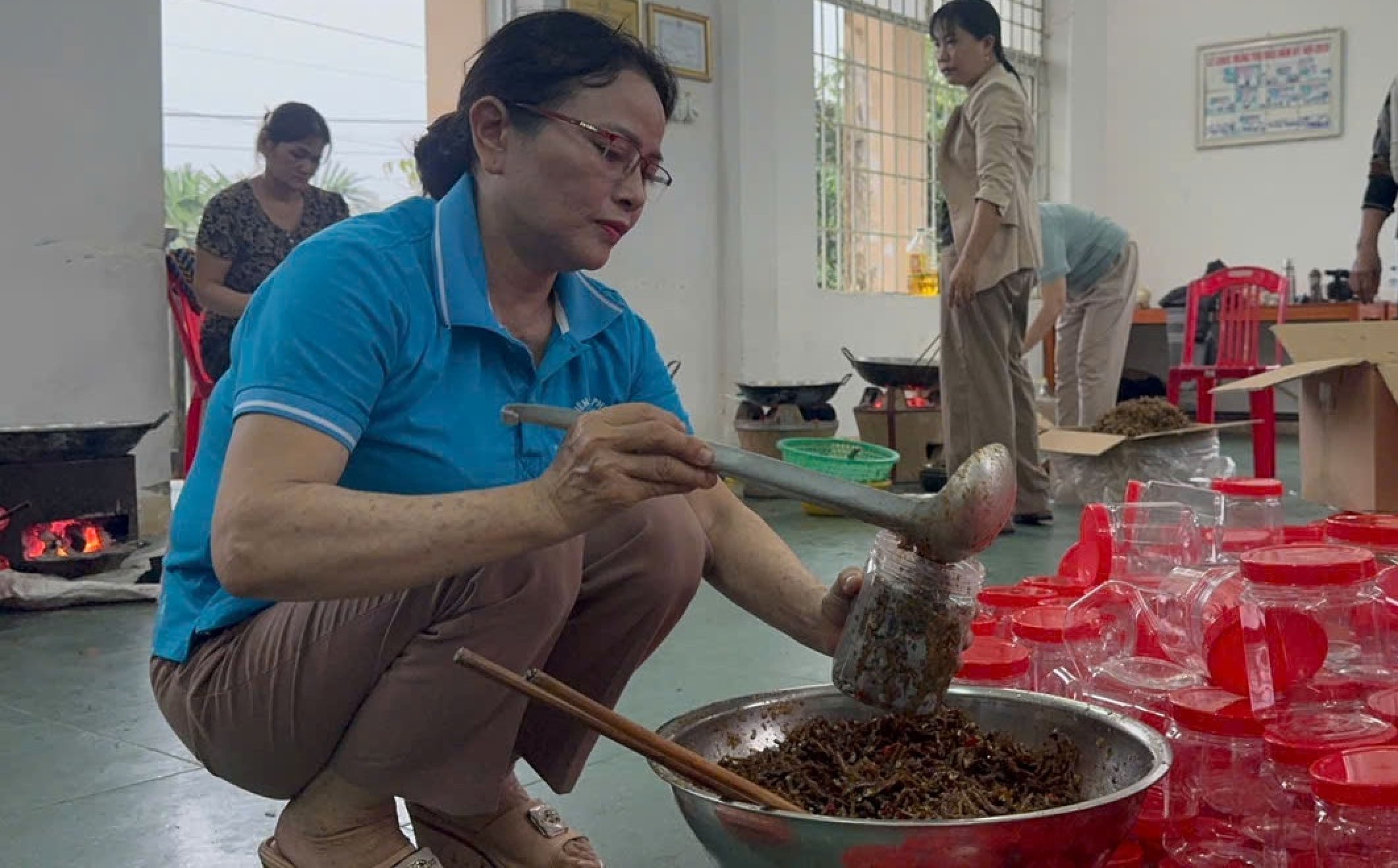 在洪水汹涌之际,广南人仍腌制鱼干送往岘港洪灾区