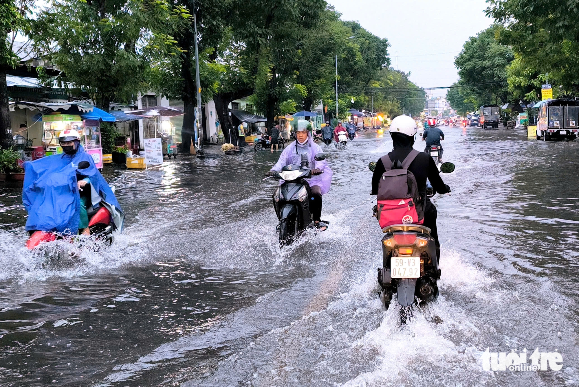 胡志明市长雨，邓垂簪路、龚琼路再次变成'河流'