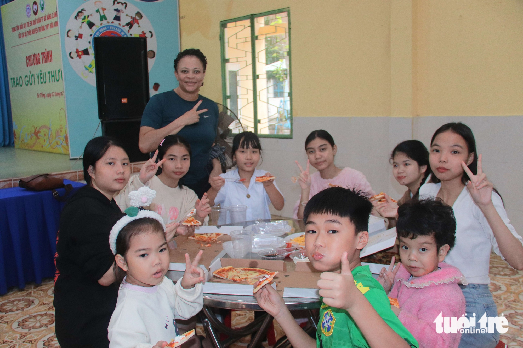 美国大使馆和总领事馆工作人员访问岘港希望村儿童