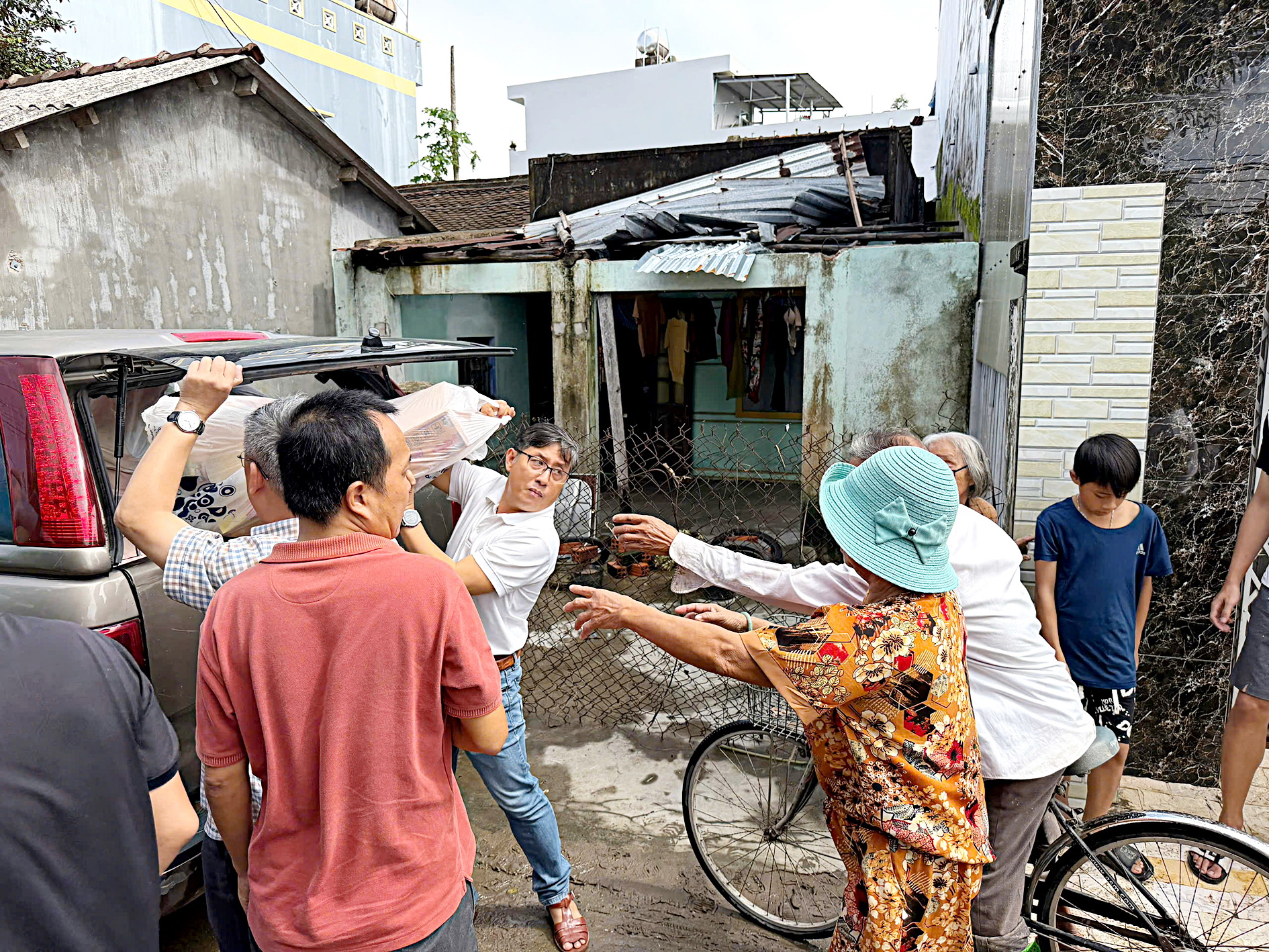 那些充满人情味的心已抵达洪水区