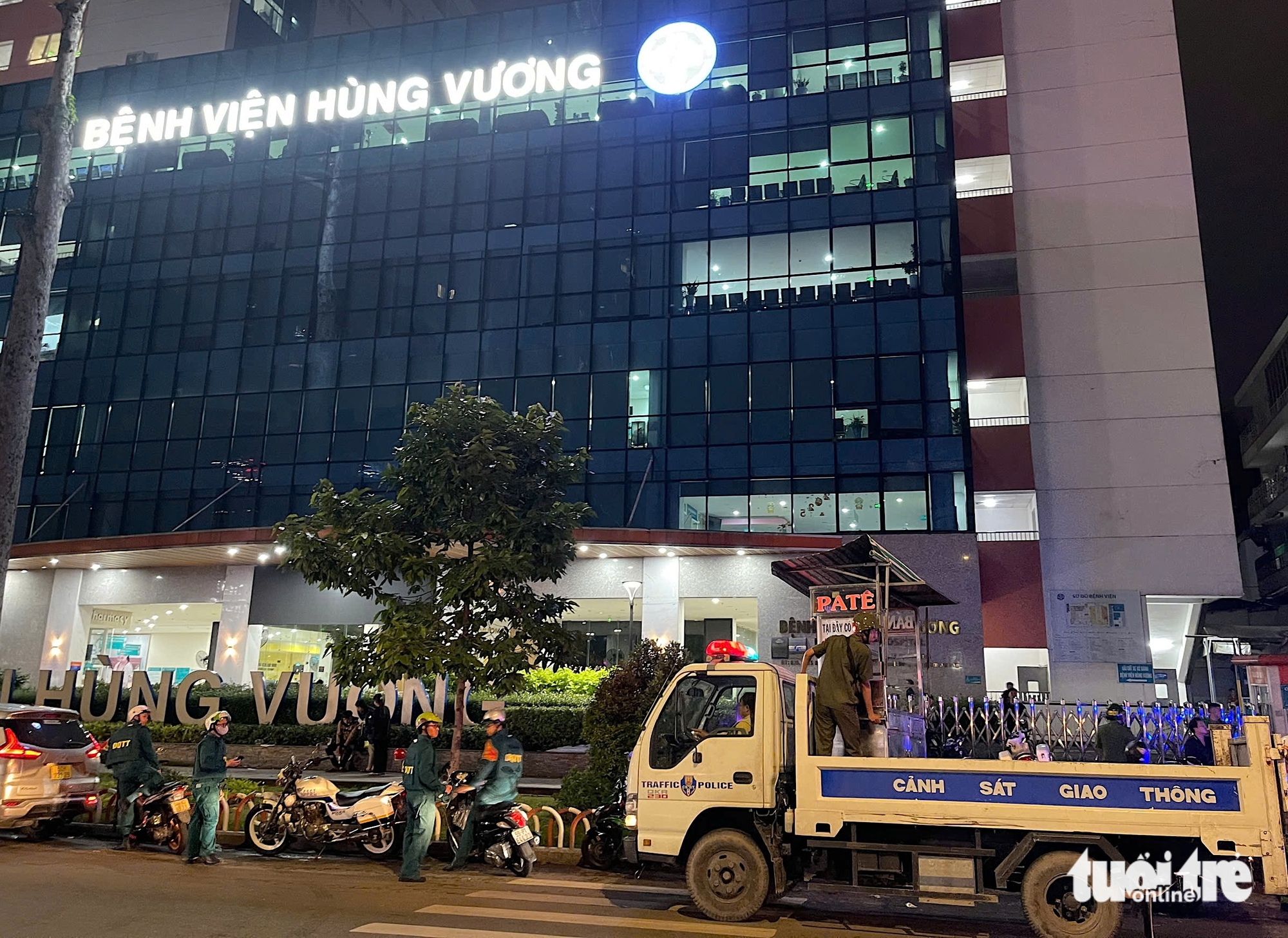 堤岸区处理在平西医院和雄王医院侵占人行道阻碍救护车通行的情况