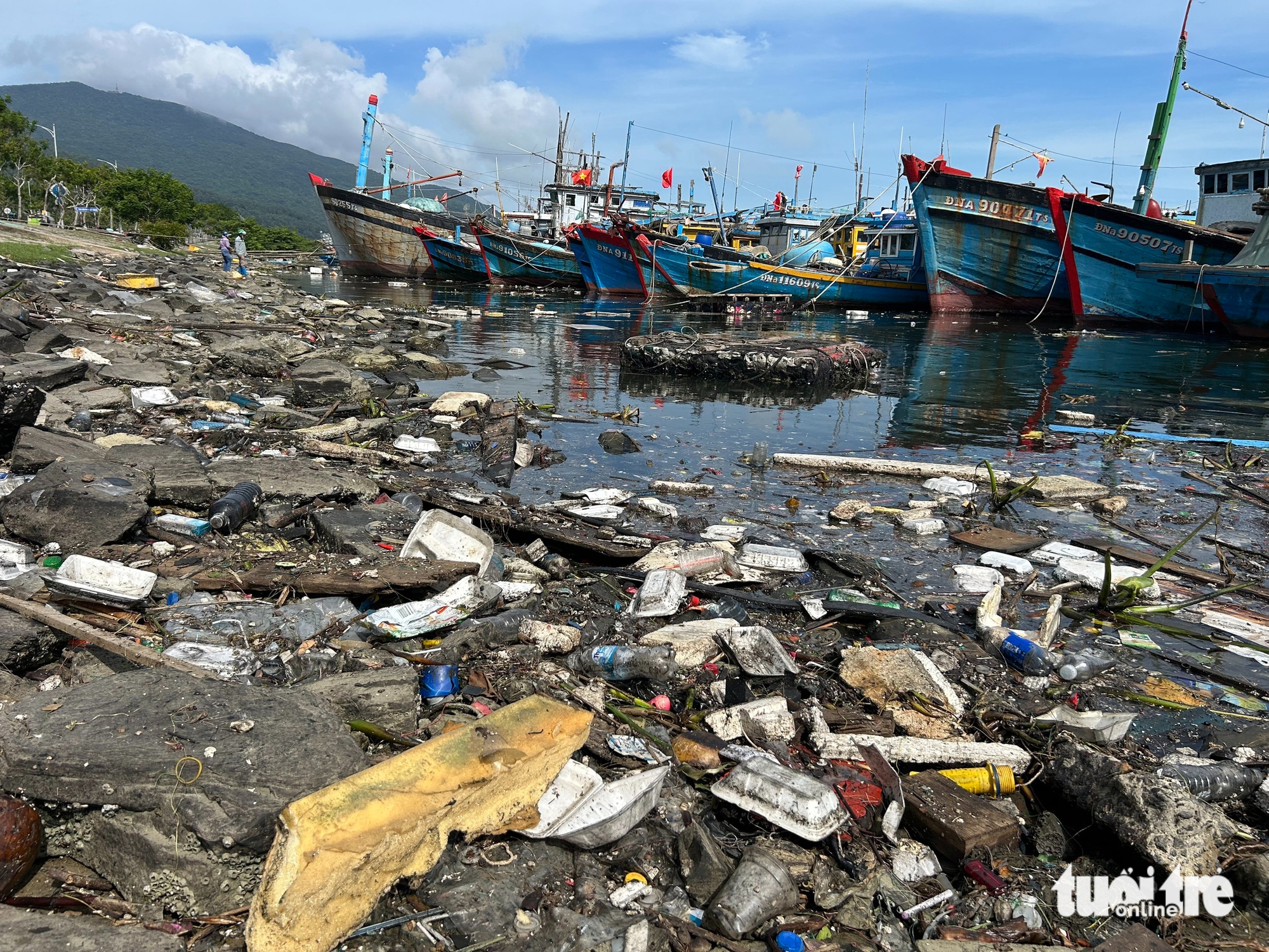 岘港海滩在10号台风后垃圾遍地