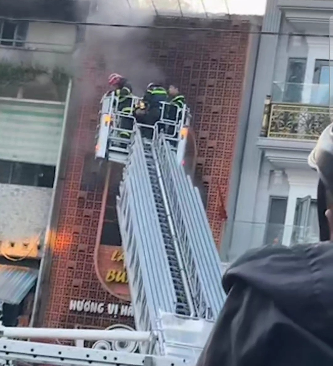 陈兴道街螺蛳粉店火灾，警方出动云梯车救出5名被困者