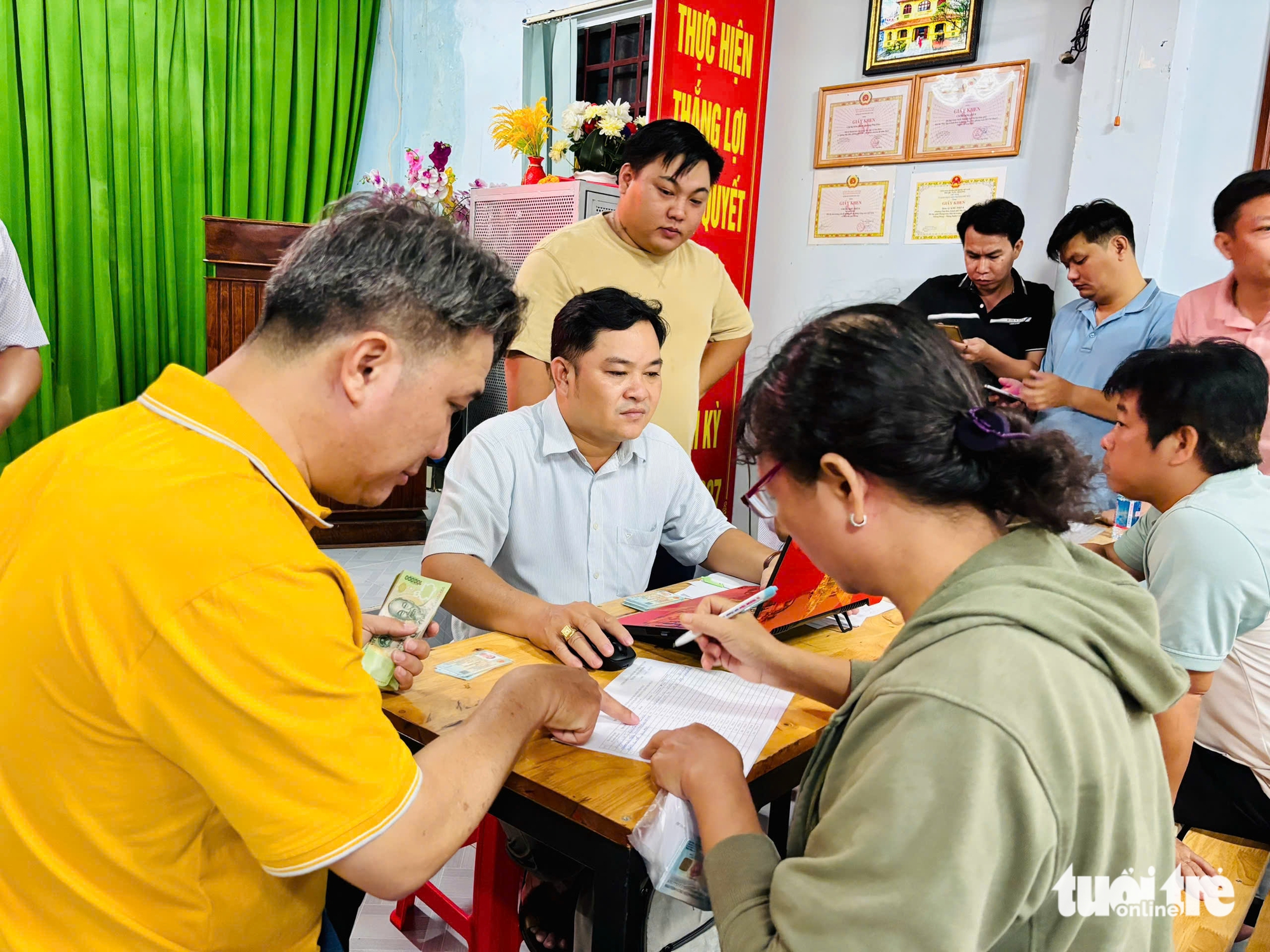 胡志明市市民在国庆夜收到10万越南盾礼物