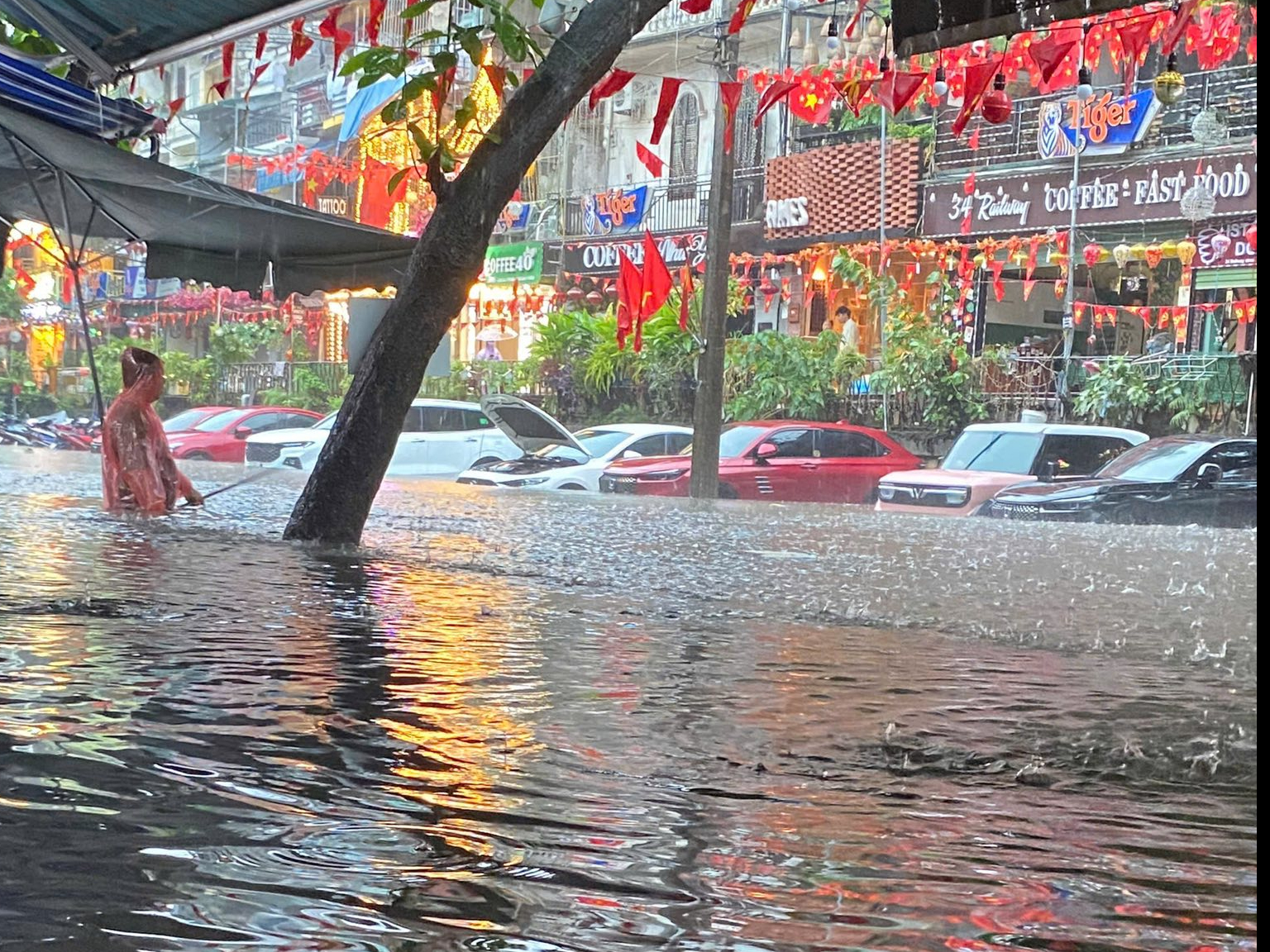 河内多地积水，军队派车到学校接送学生脱离深水点