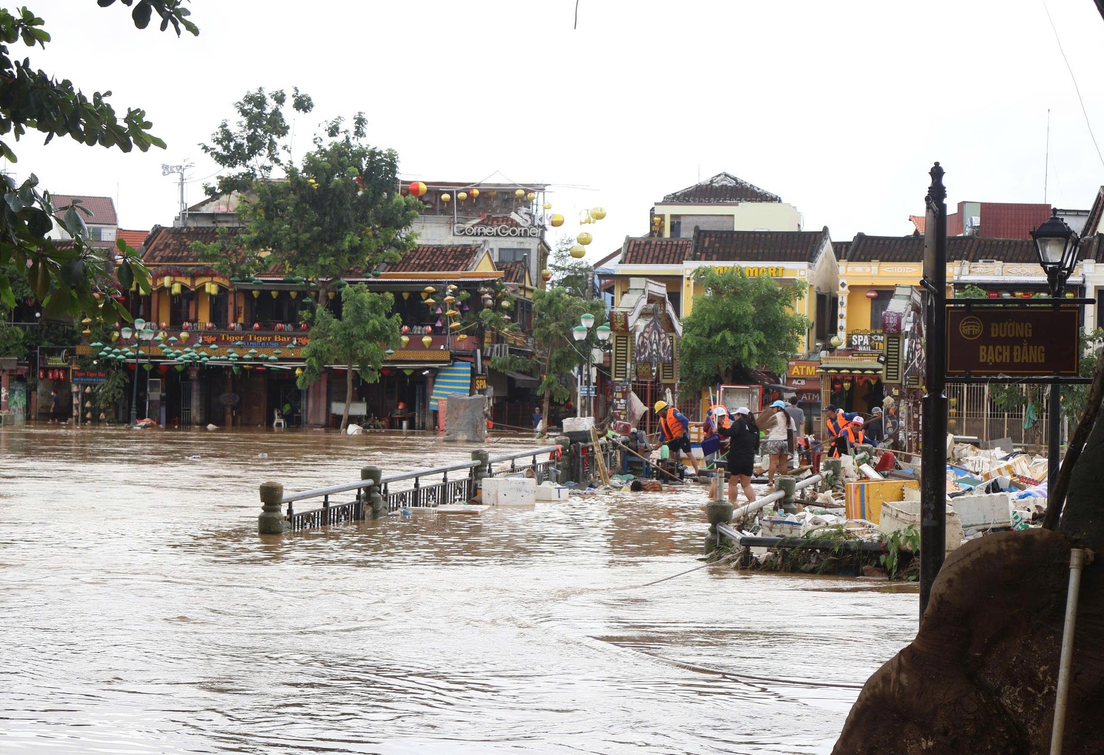 会安居民用油漆标记新洪水记录，自1964年辰年大灾难以来