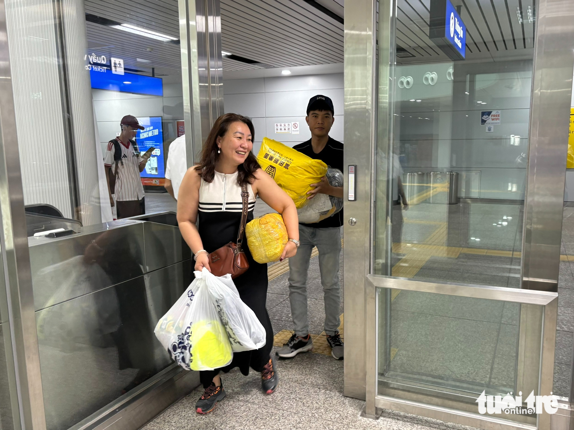 越南人与外国人携手'传递爱心'给洪水灾区同胞