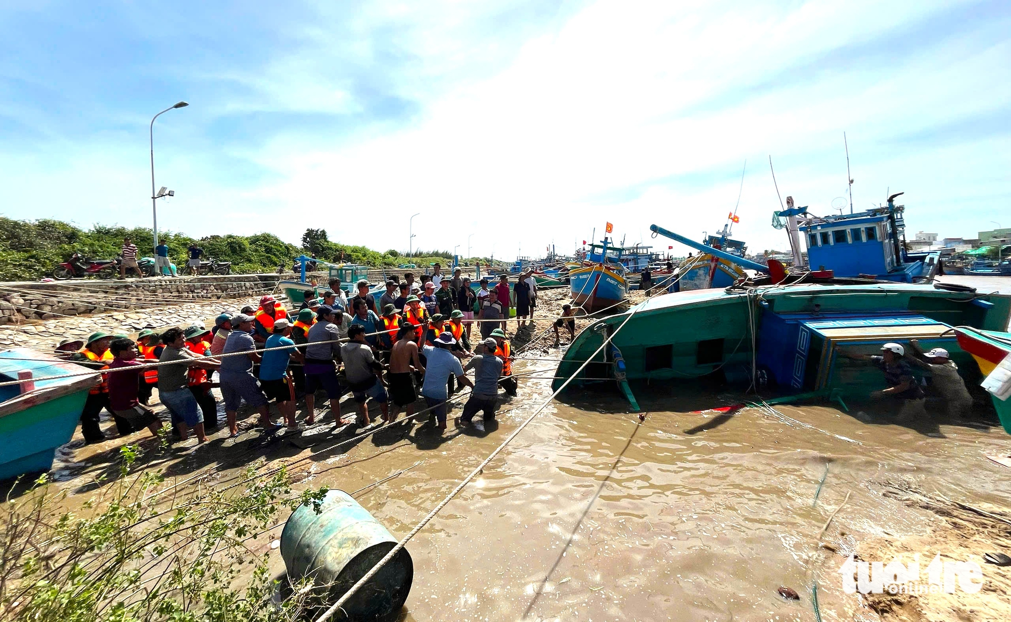 渔民在连香海口打捞沉没渔船后心痛不已