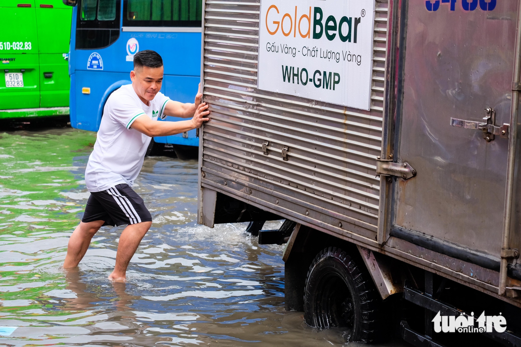 大雨导致胡志明市严重内涝，多辆汽车熄火