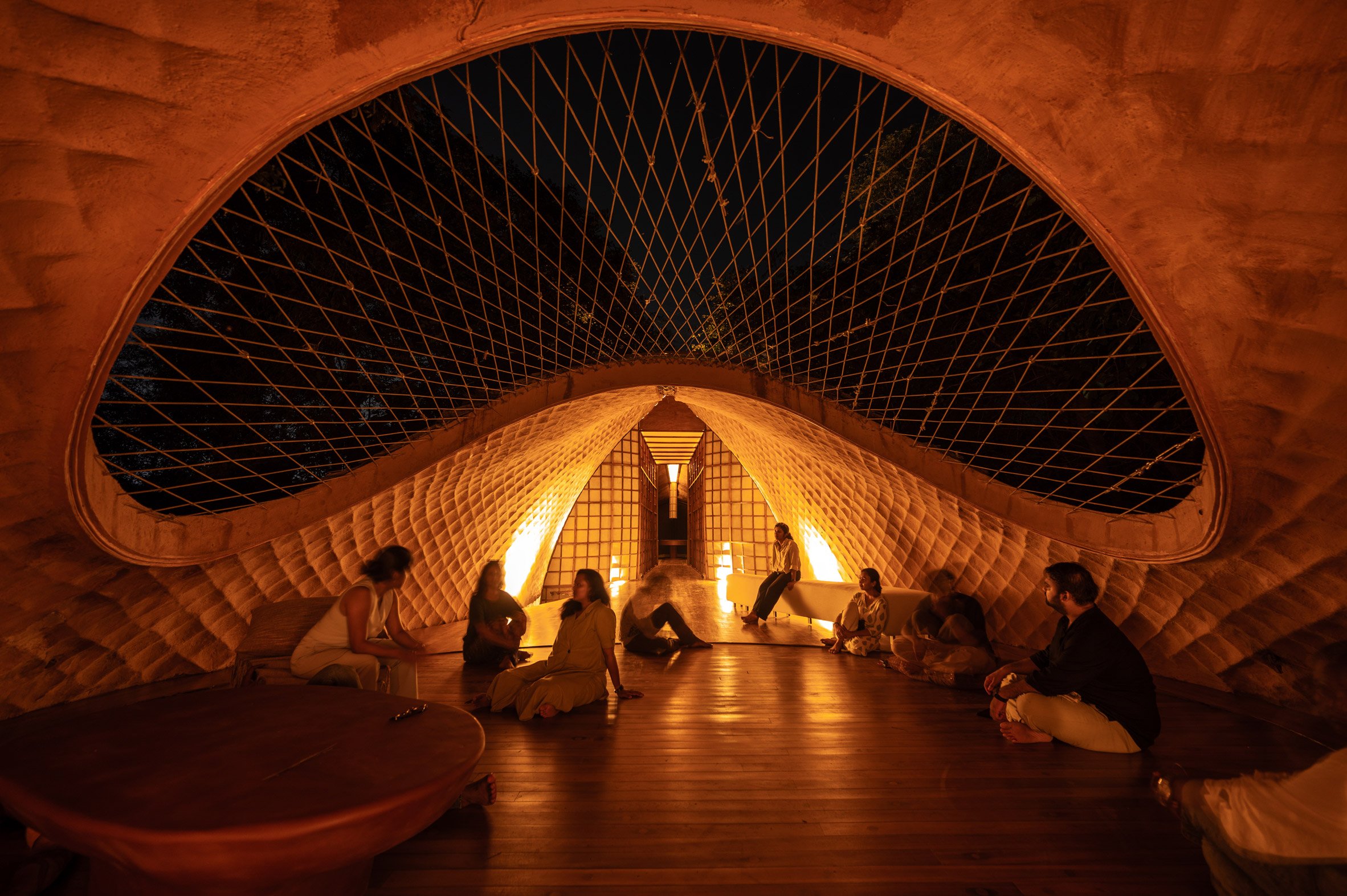 跨越水沟的桥梁房屋，带有奇特泥草制成的'穿山甲鳞片'