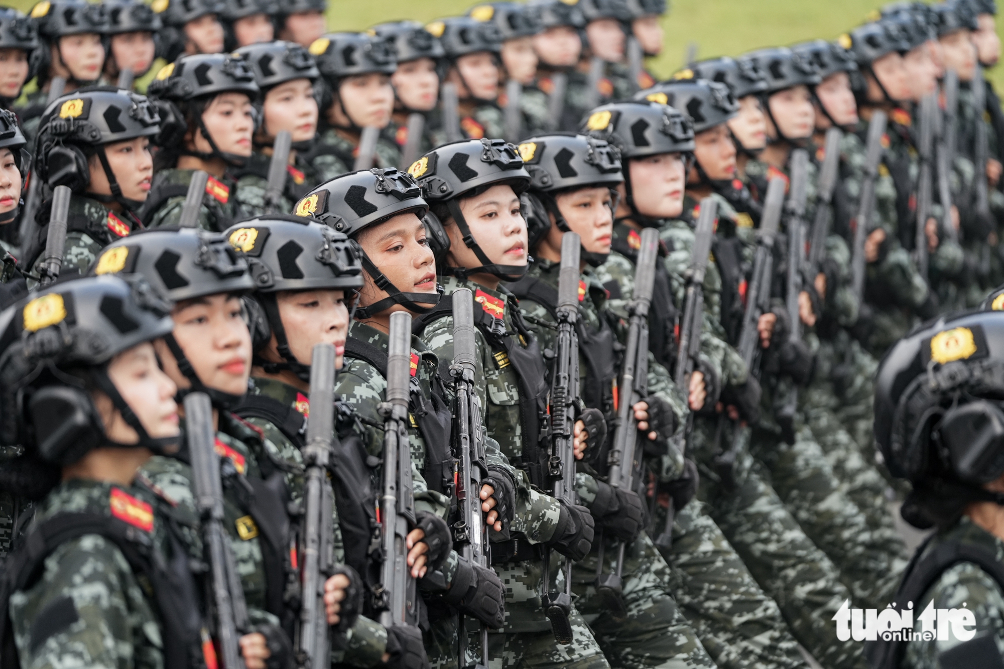 超过16,000名军队和公安干部、战士在阳光下进行阅兵综合训练