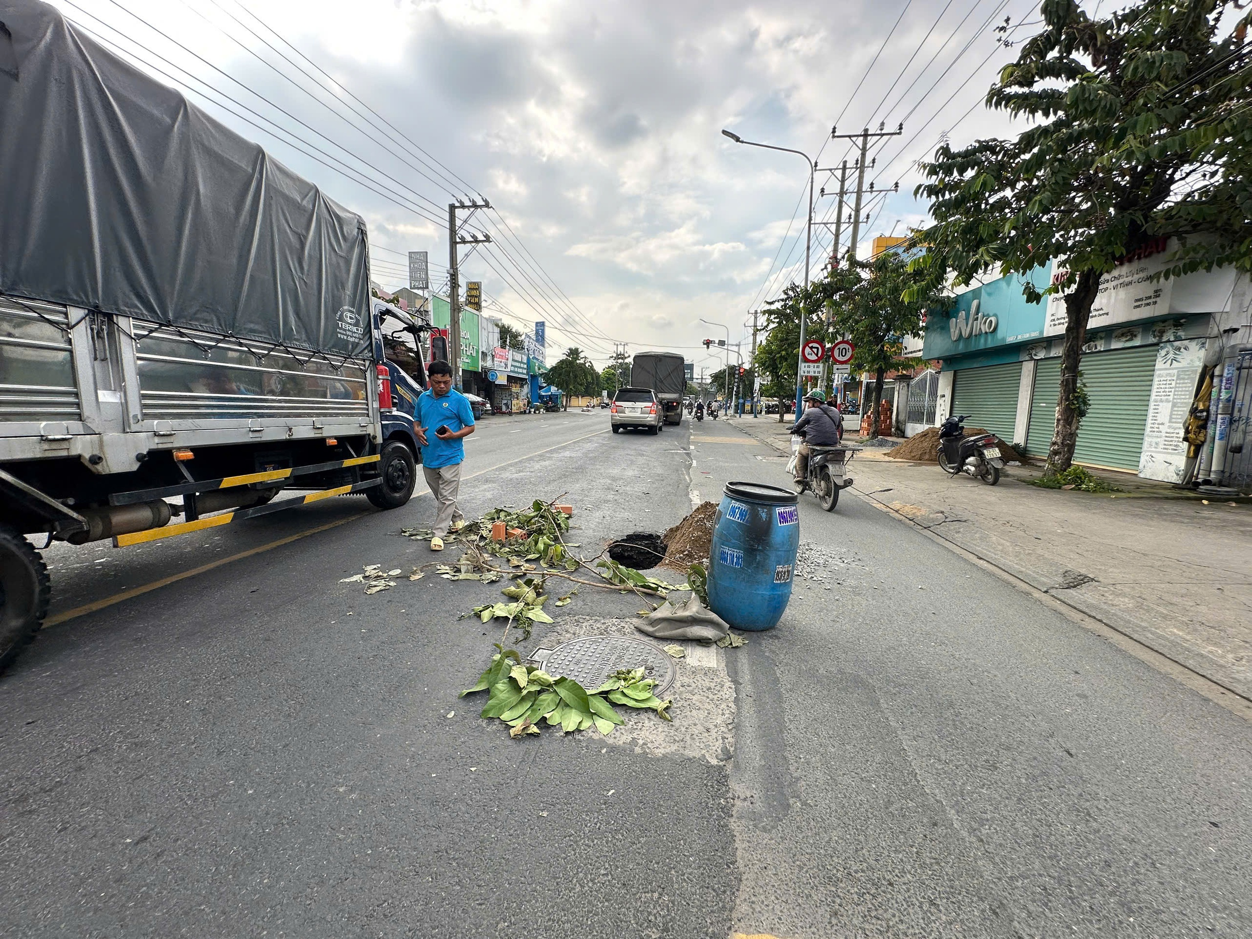 深度超过2米的“死亡坑”出现在新铺设沥青的道路上