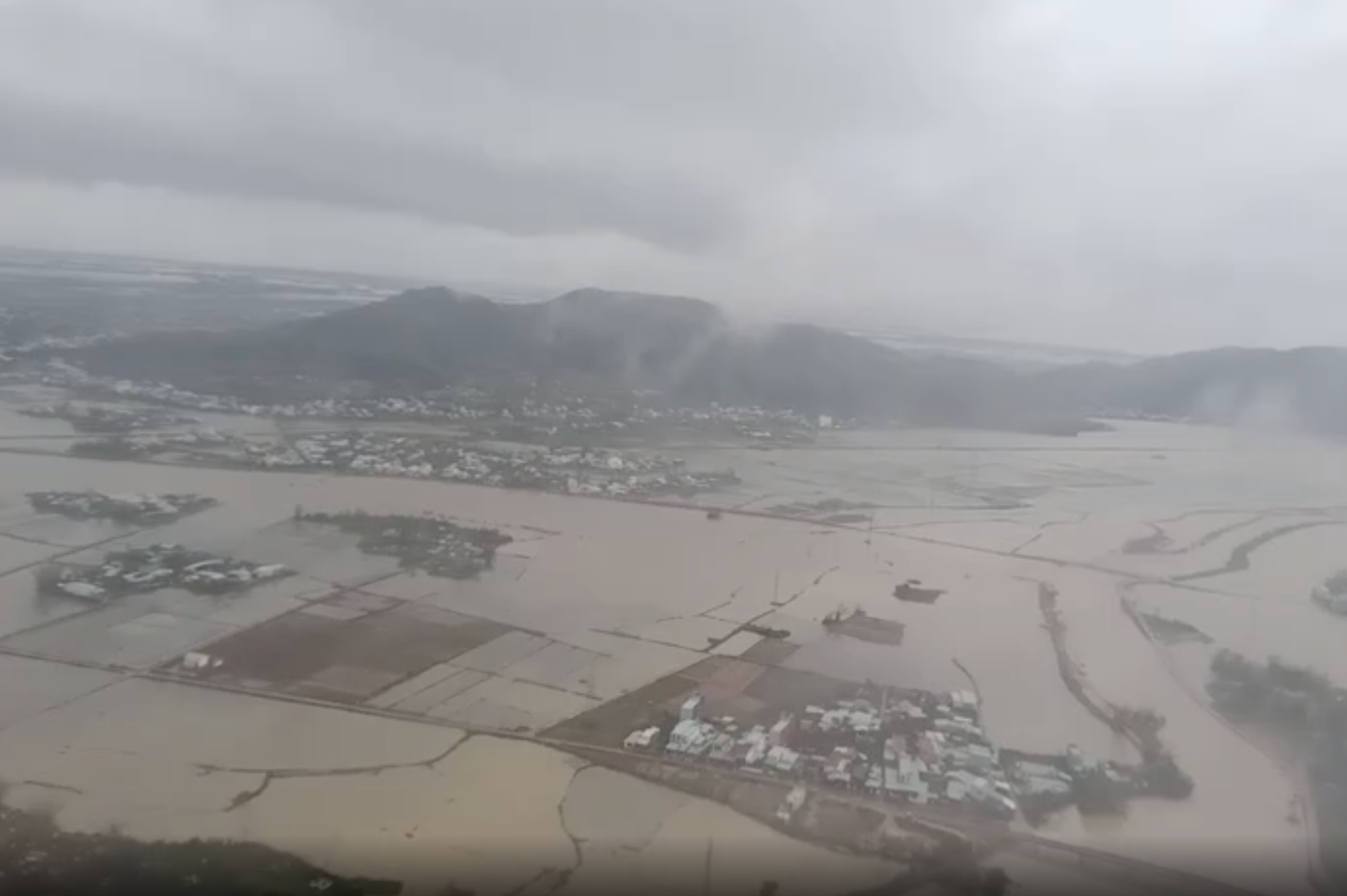 372师直升机飞入洪水隔离区，空投救援物资给民众