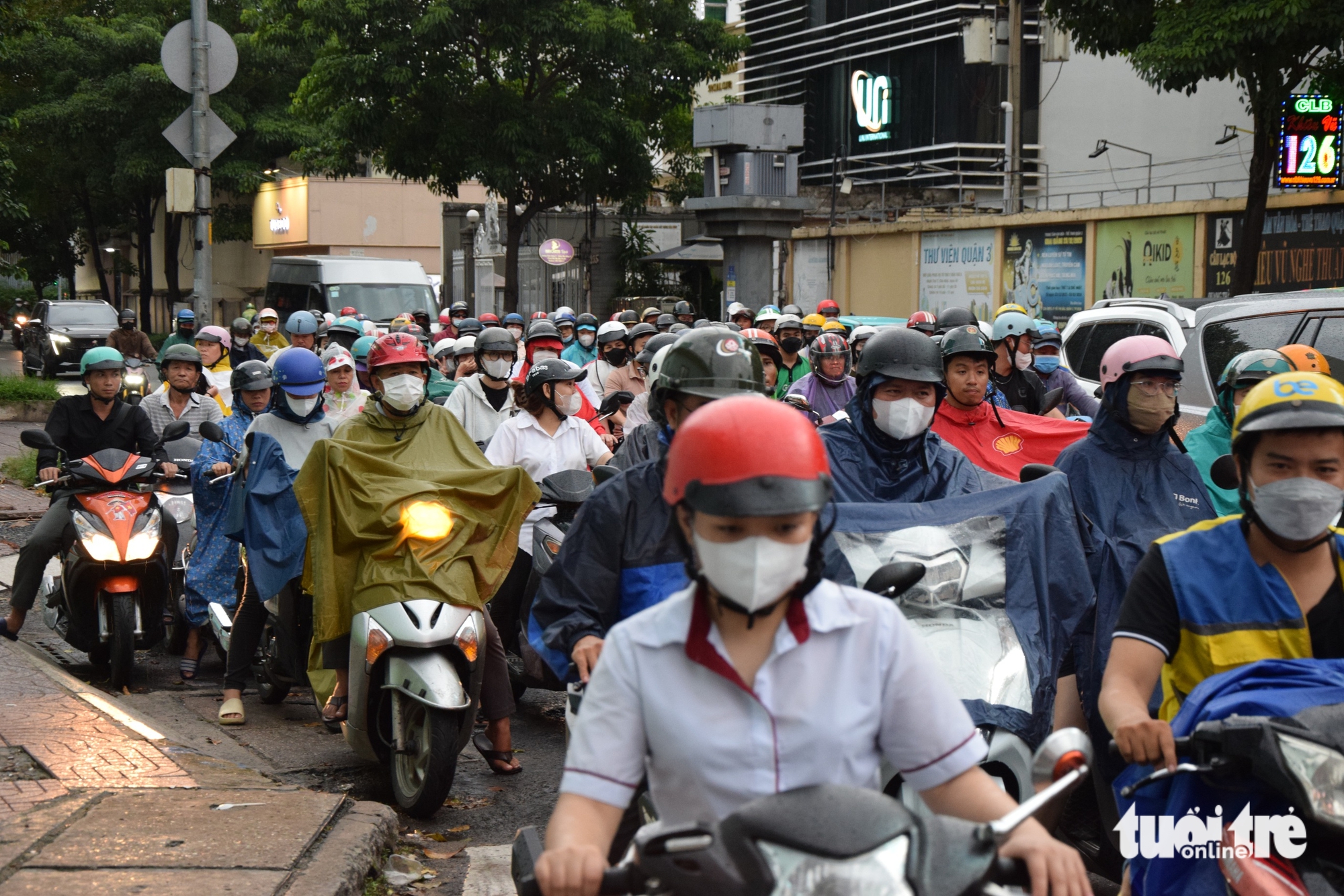 民主广场环岛经常交通堵塞，民众希望早日拆除'路障'