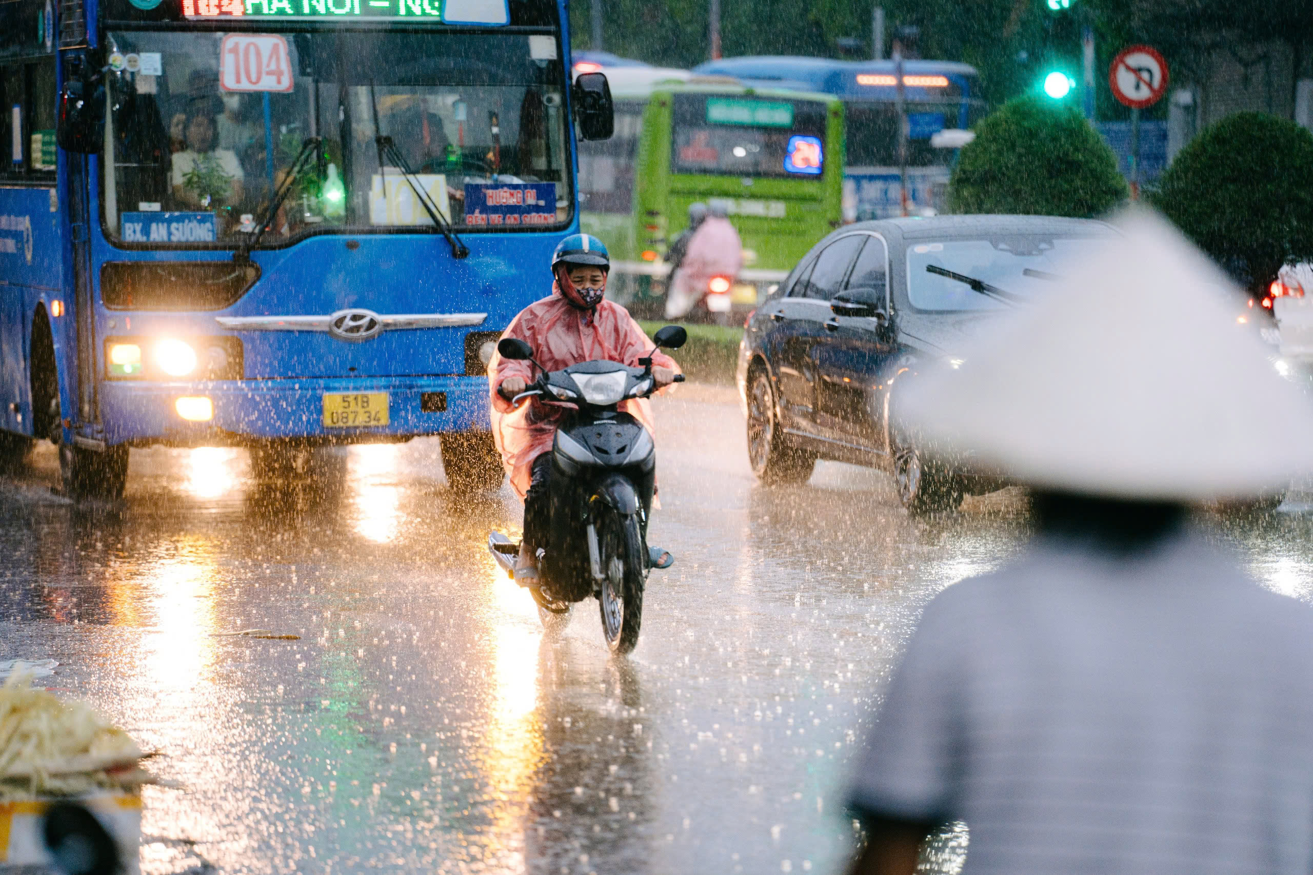 今天6月25日的天气：南海热带低压，南部傍晚有大到暴雨