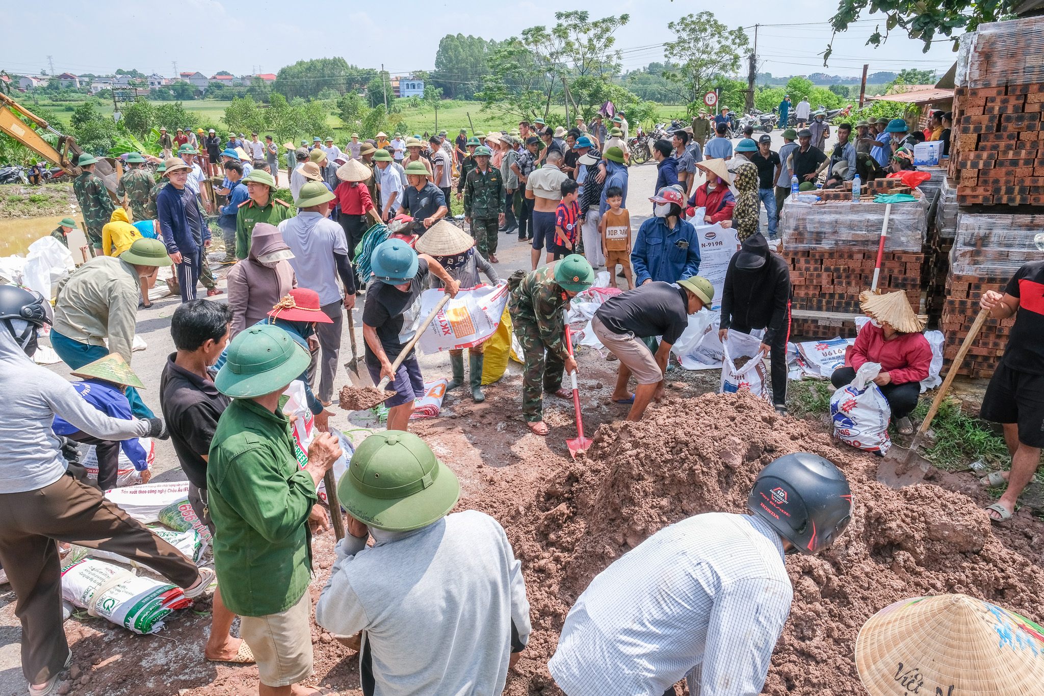 跟随部队去护堤救民