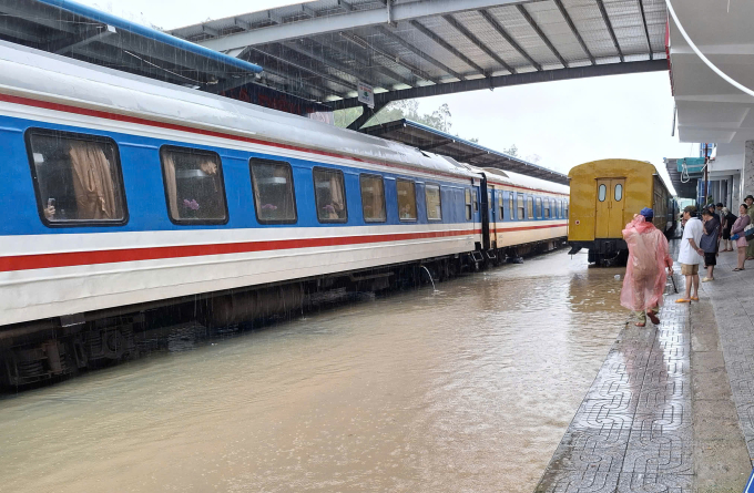 火车工作人员在洪水中为被困乘客提供服务