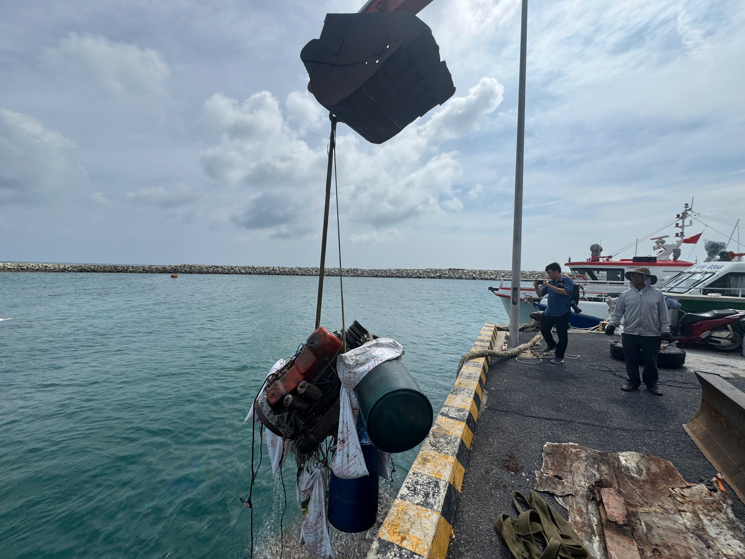 救援船船长‘撞船入港’以救10人的决定