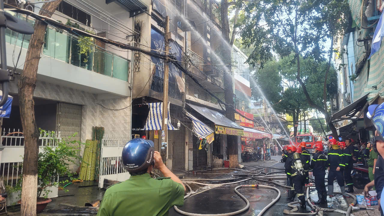 芹苴市中心一家卖金银纸的商店发生大火