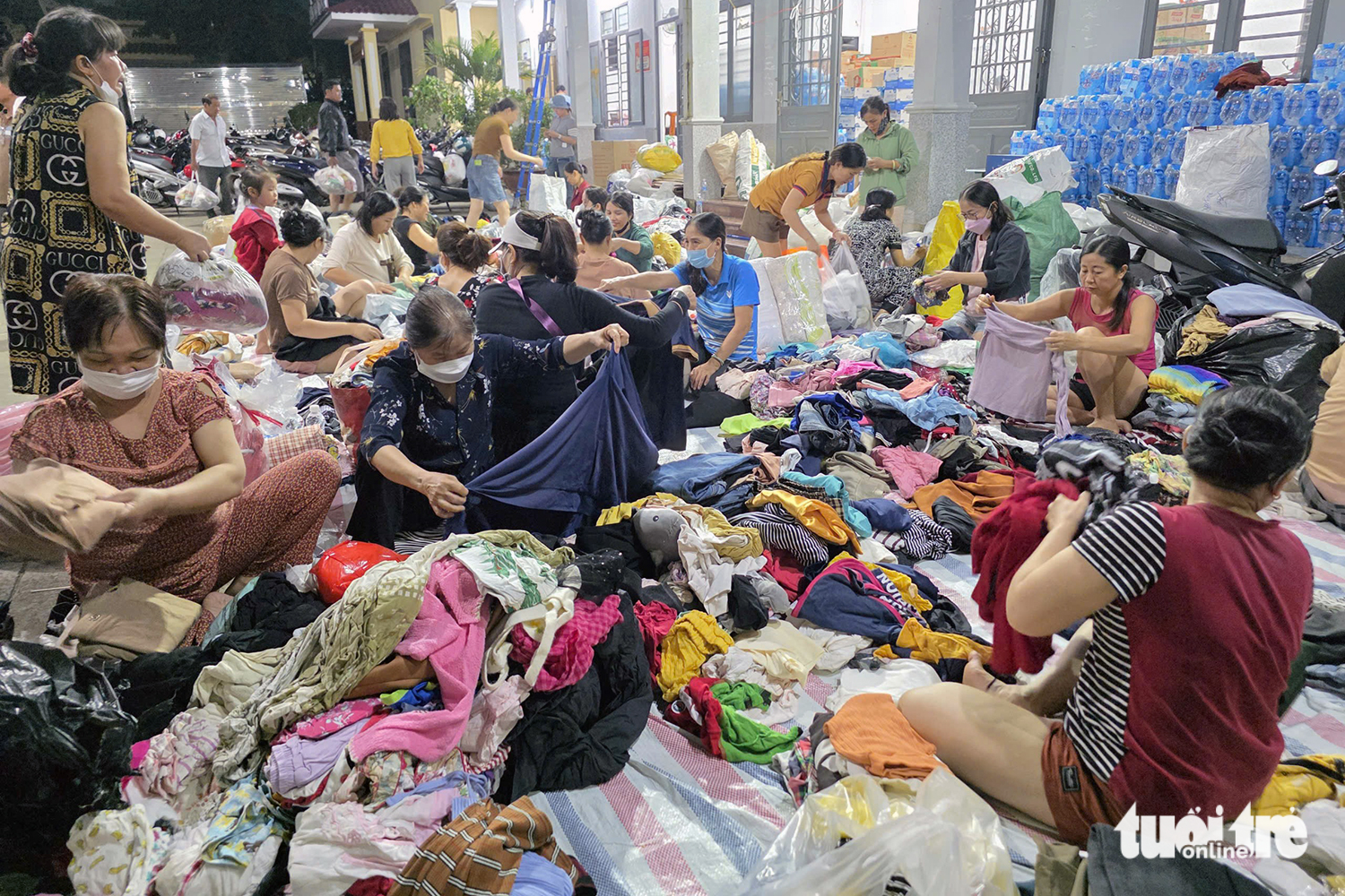 数百人通宵包粽子、包年糕送往洪水灾区同胞