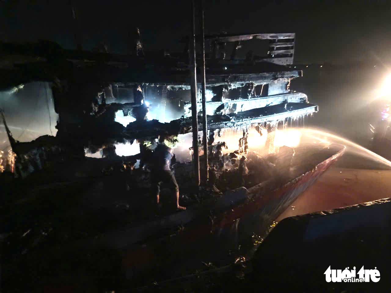 停泊维修的渔船在雨夜中猛烈起火