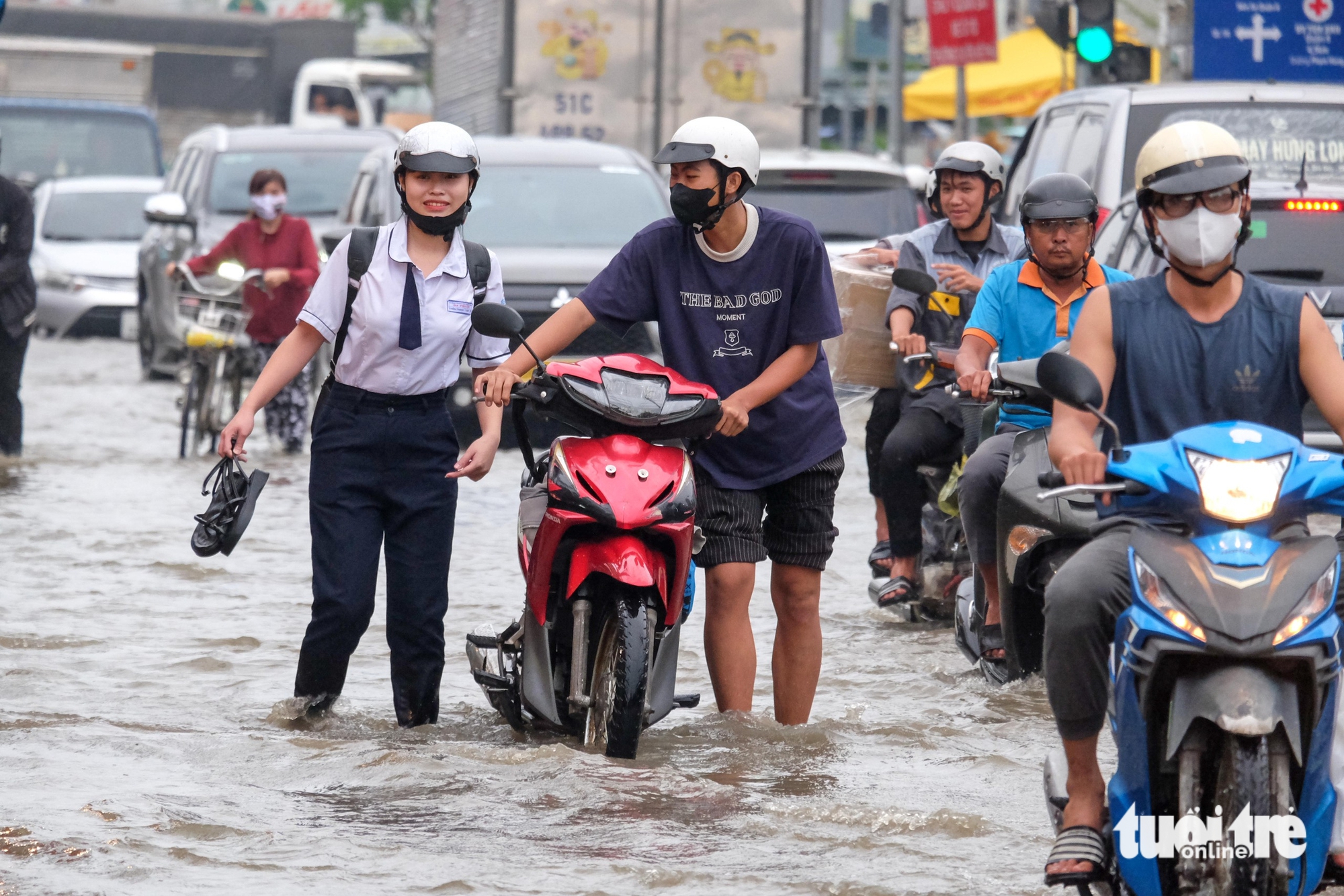 武元甲路在涨潮中‘淹没’，居民齐心协力铺帆布、堆沙袋阻挡洪水