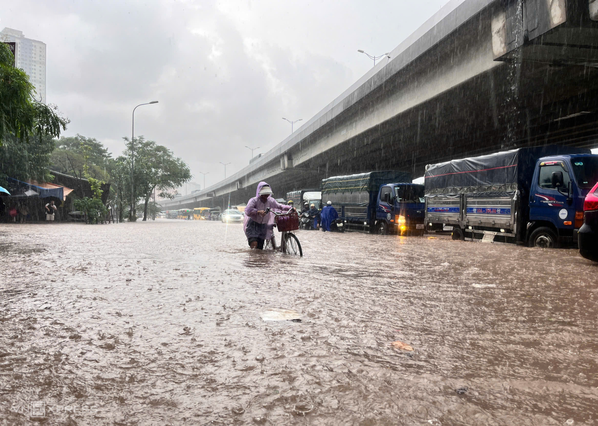 居民在桥下避雨，涉水寻找回家路