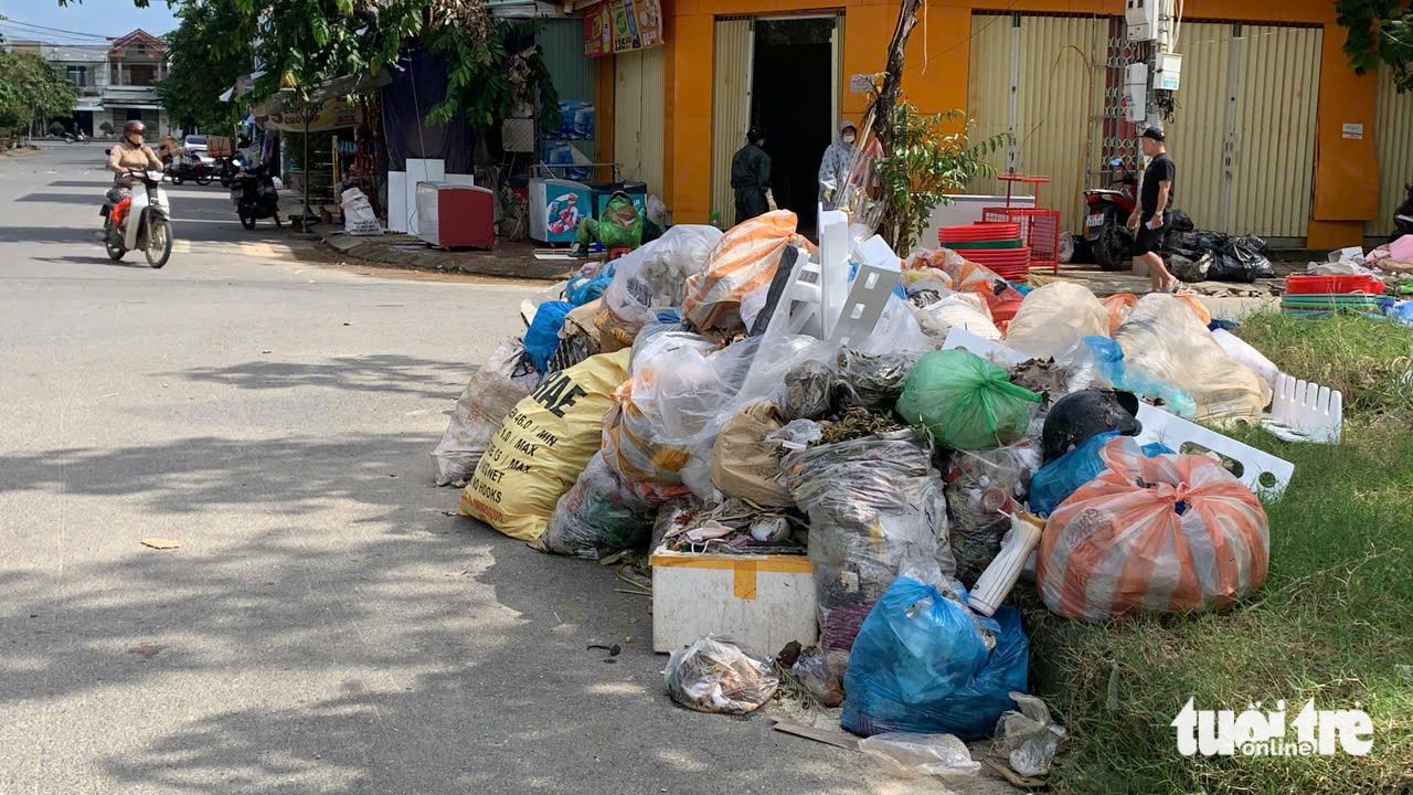 岘港多个居民区在洪水后垃圾堆积
