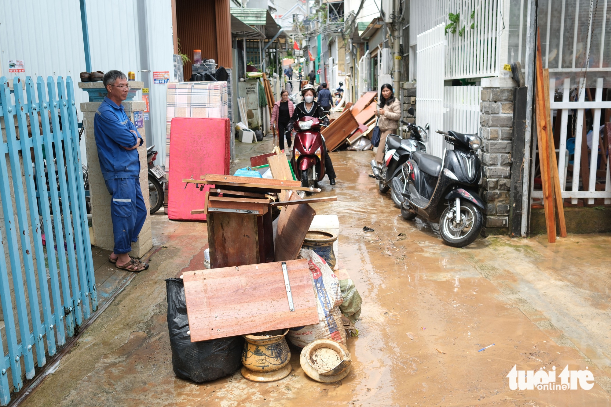 大叻Cam Ly溪附近的居民一边清理家园一边担心洪水