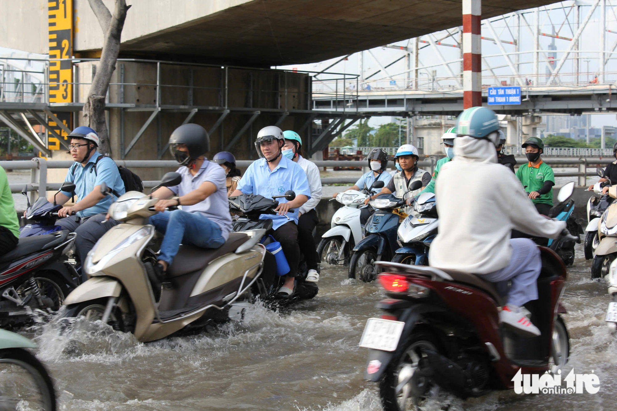 潮水高涨，胡志明市市民下班时再次涉水