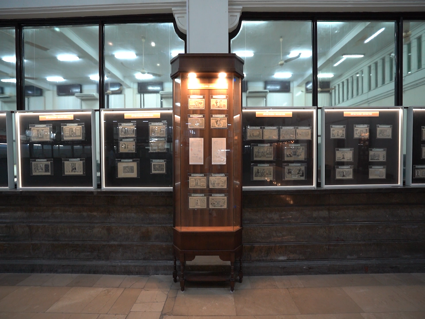 周末悠闲参观国家银行的越南货币展览