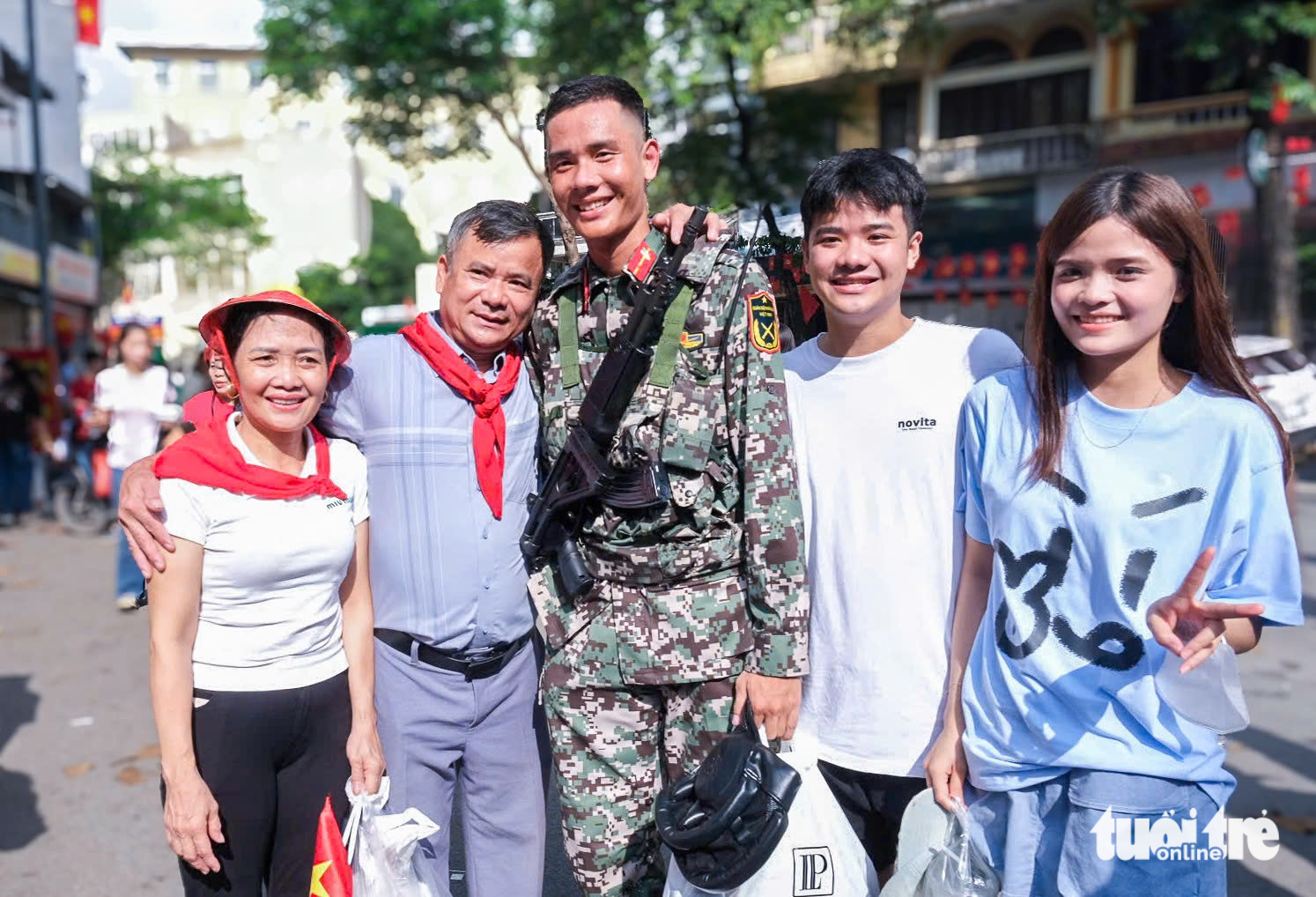阅兵队伍在人民的欢呼声中行进