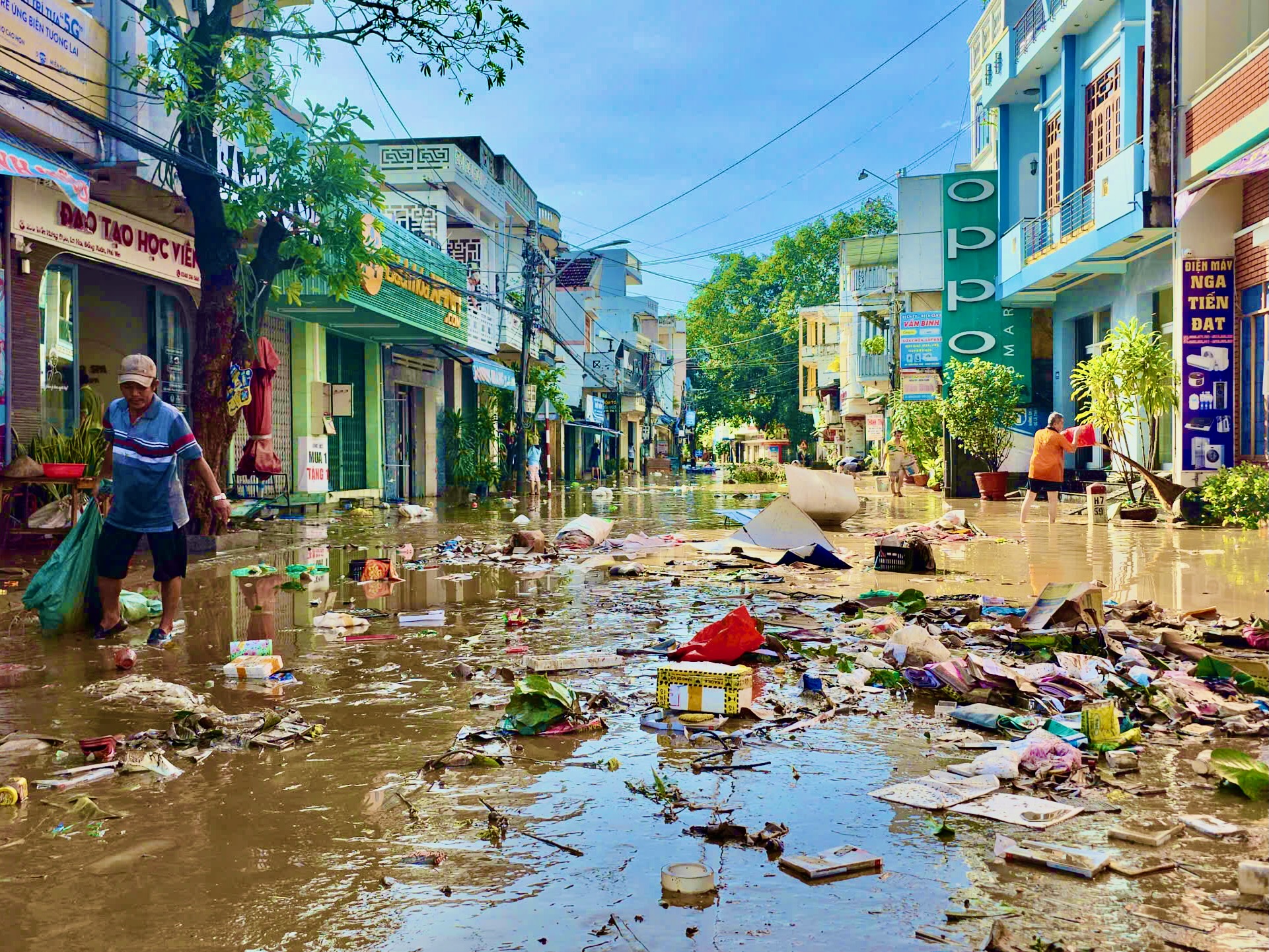风暴过后天气晴朗，达克拉克东部多地仍被洪水淹没