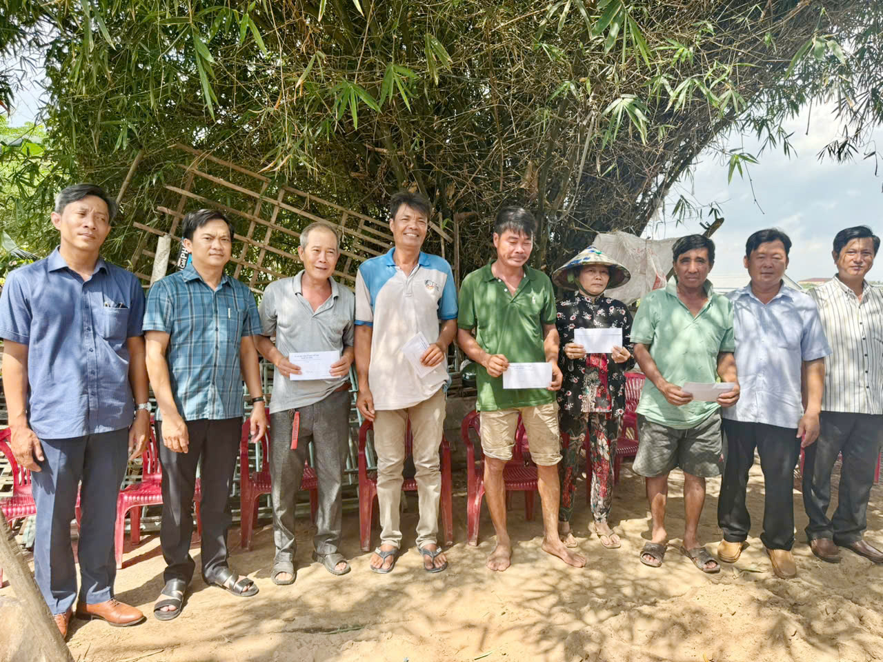 老虎岛发生严重滑坡，吞噬农村道路