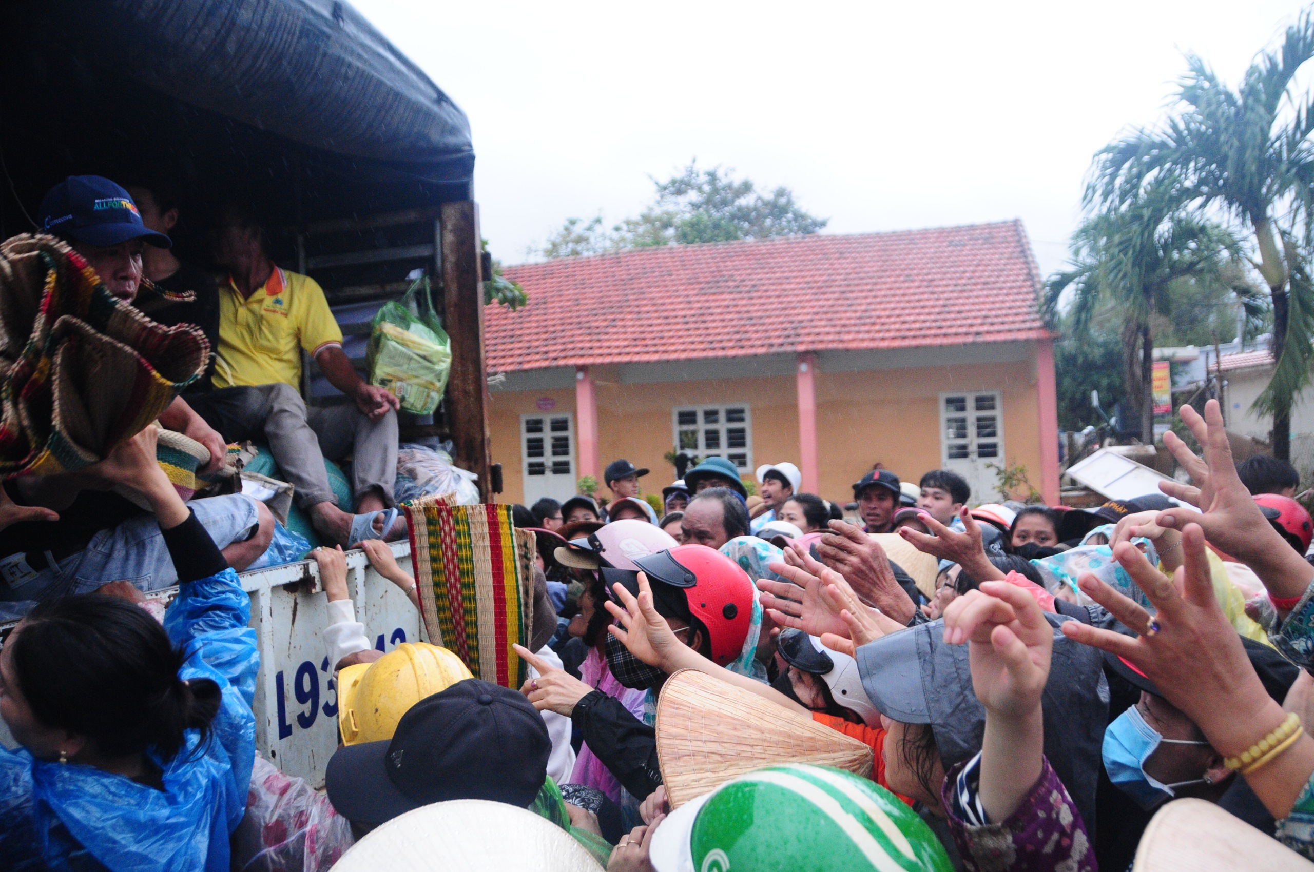 中部地区部队在一个月内两次帮助民众渡过特大洪水