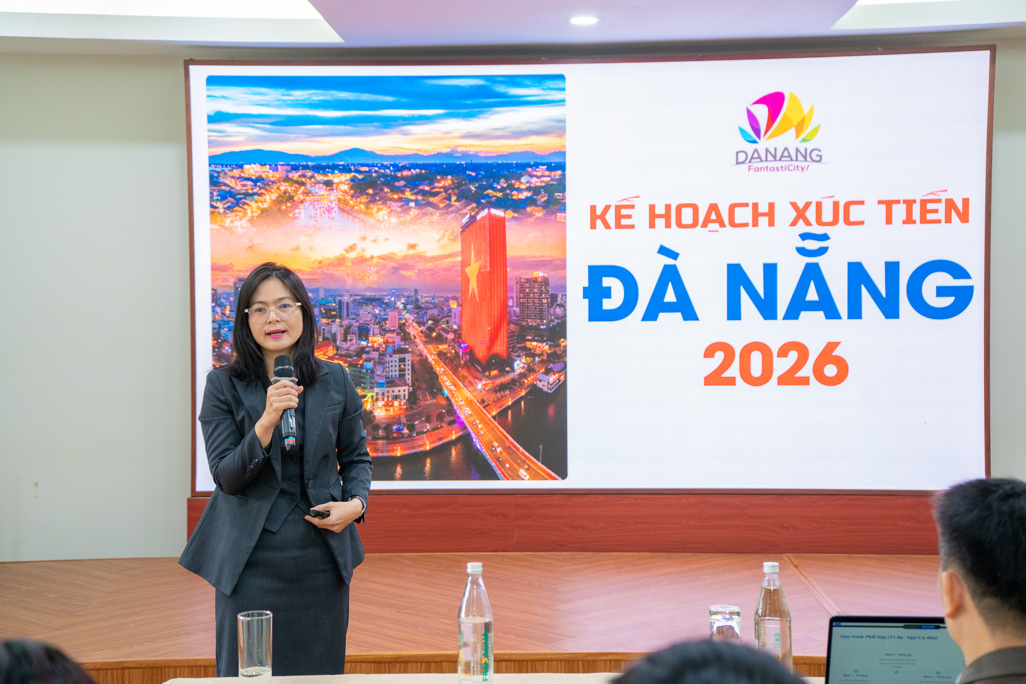 岘港旅游促进中心主任：'为什么龙桥没有胡须？'