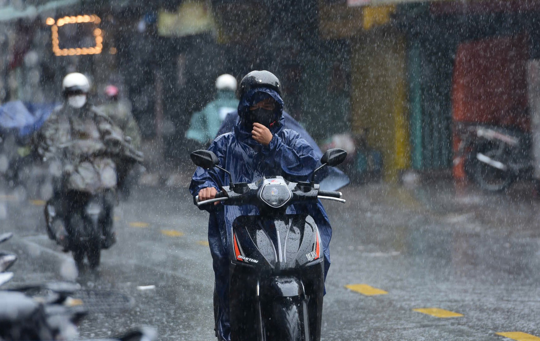 今日天气4-8：北部白天40°C高温，下午大雨；南部下午有雨