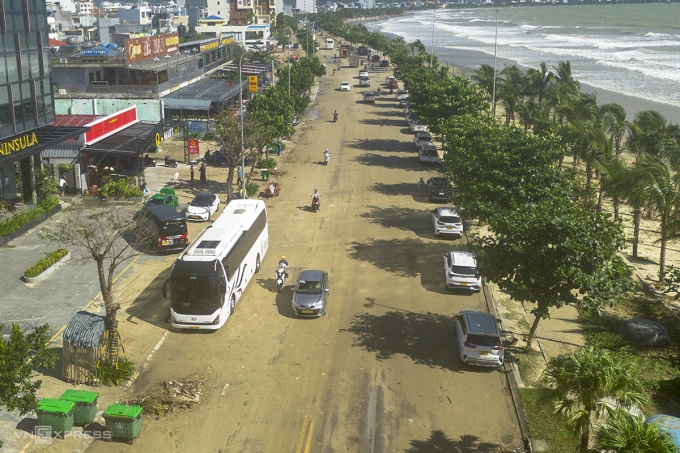 椰树被连根拔起，沙子覆盖岘港沿海3公里道路