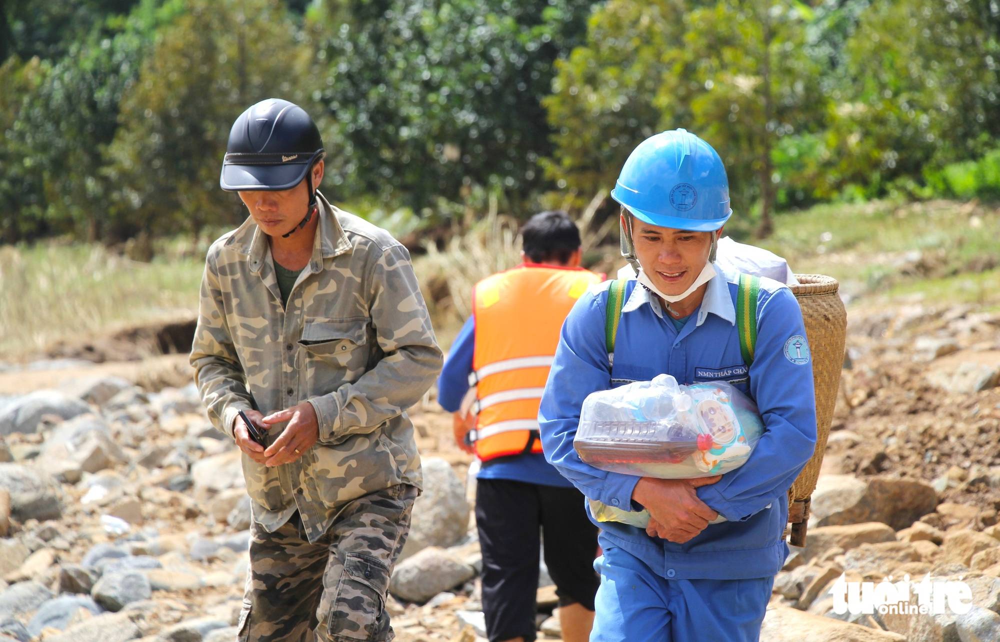 庆和省一村庄因山体滑坡被隔离多日，需徒步背运食品补给