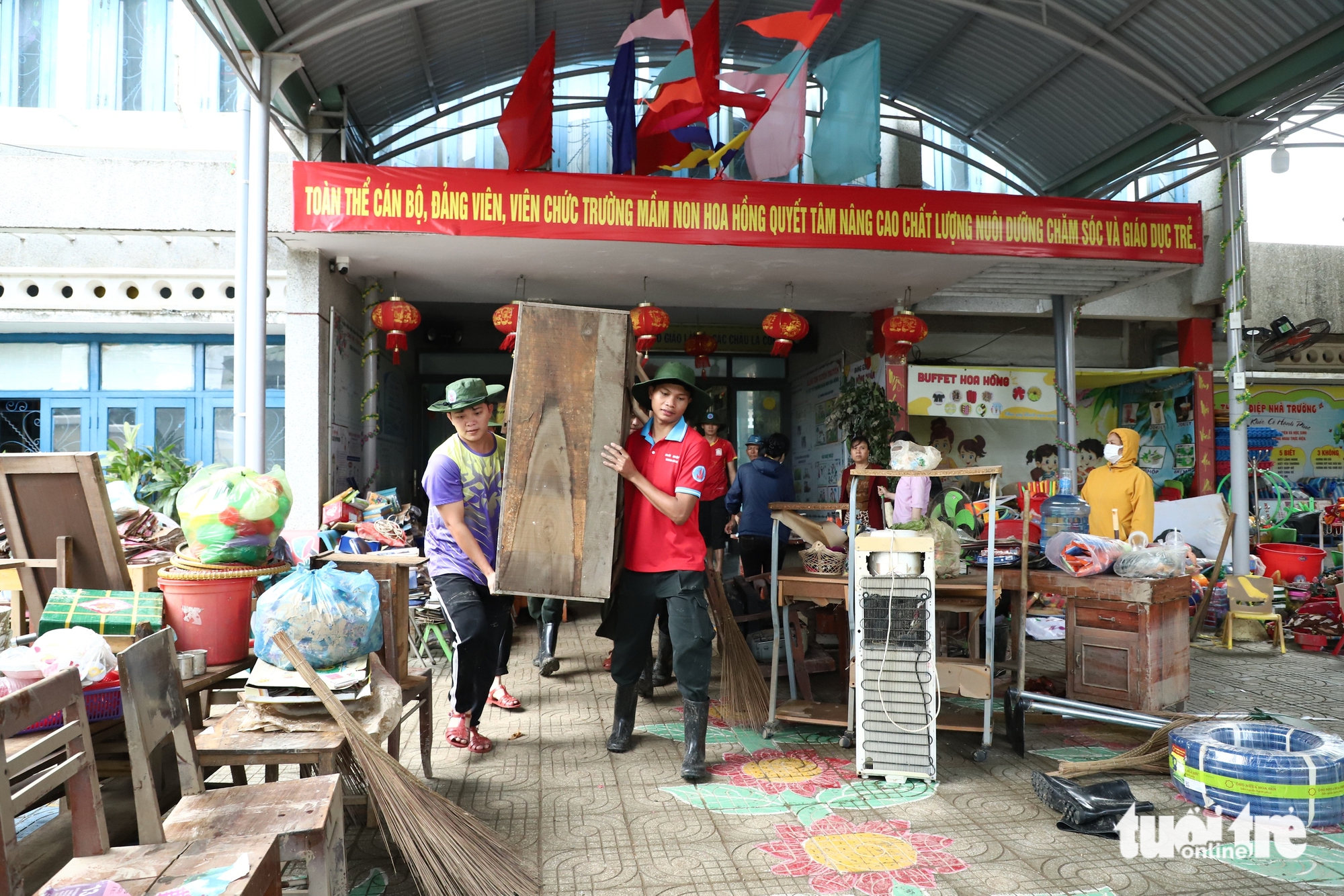 老师们搁置家务，在洪水后涉泥清理学校