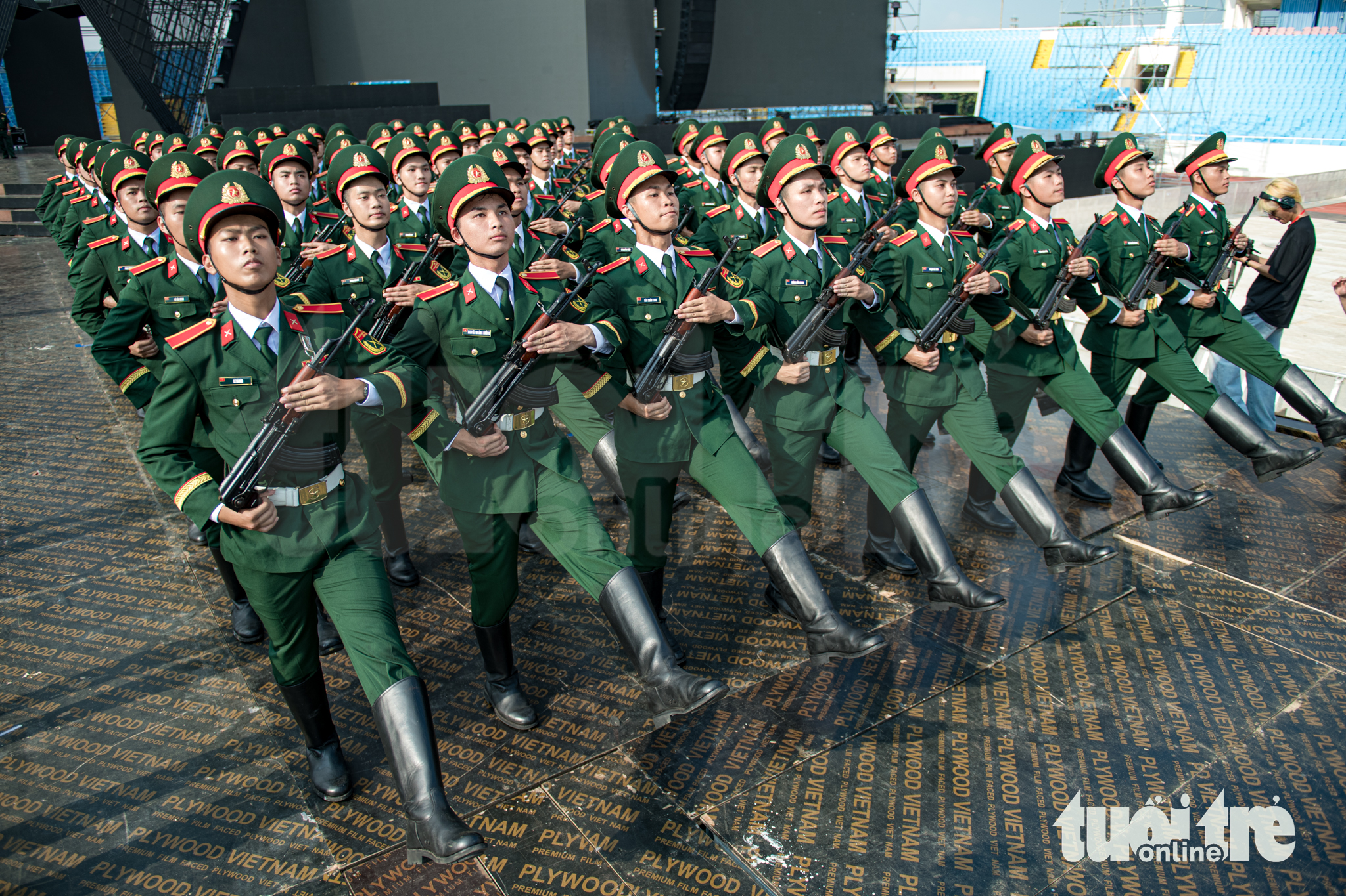 68名第一陆军军官学校的军人在美亭体育场排练重现俄罗斯阅兵
