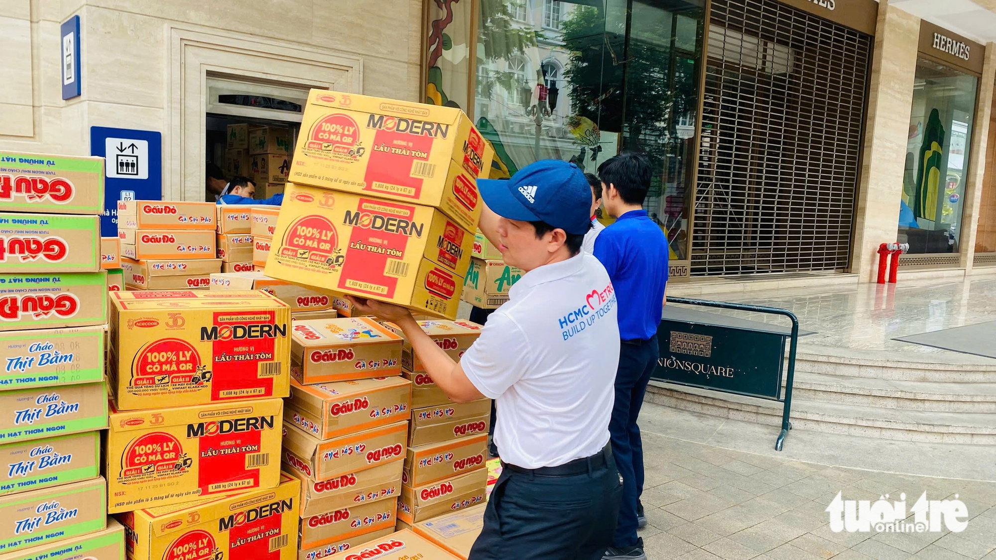 越南人与外国人携手'传递爱心'给洪水灾区同胞