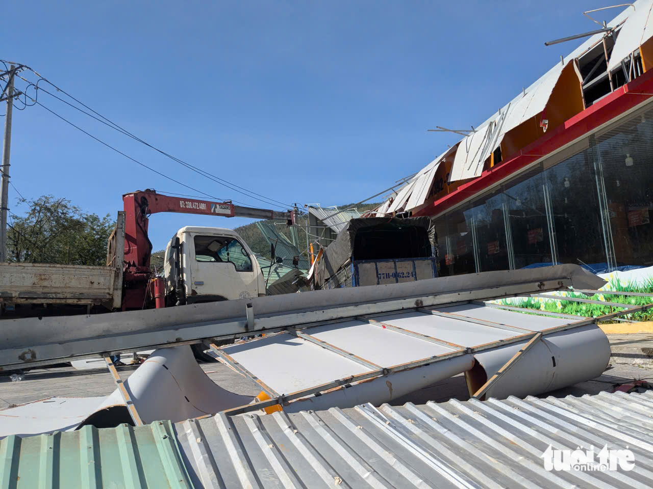 台风卡尔梅吉导致嘉莱省数千房屋倒塌和屋顶掀翻，大面积停电