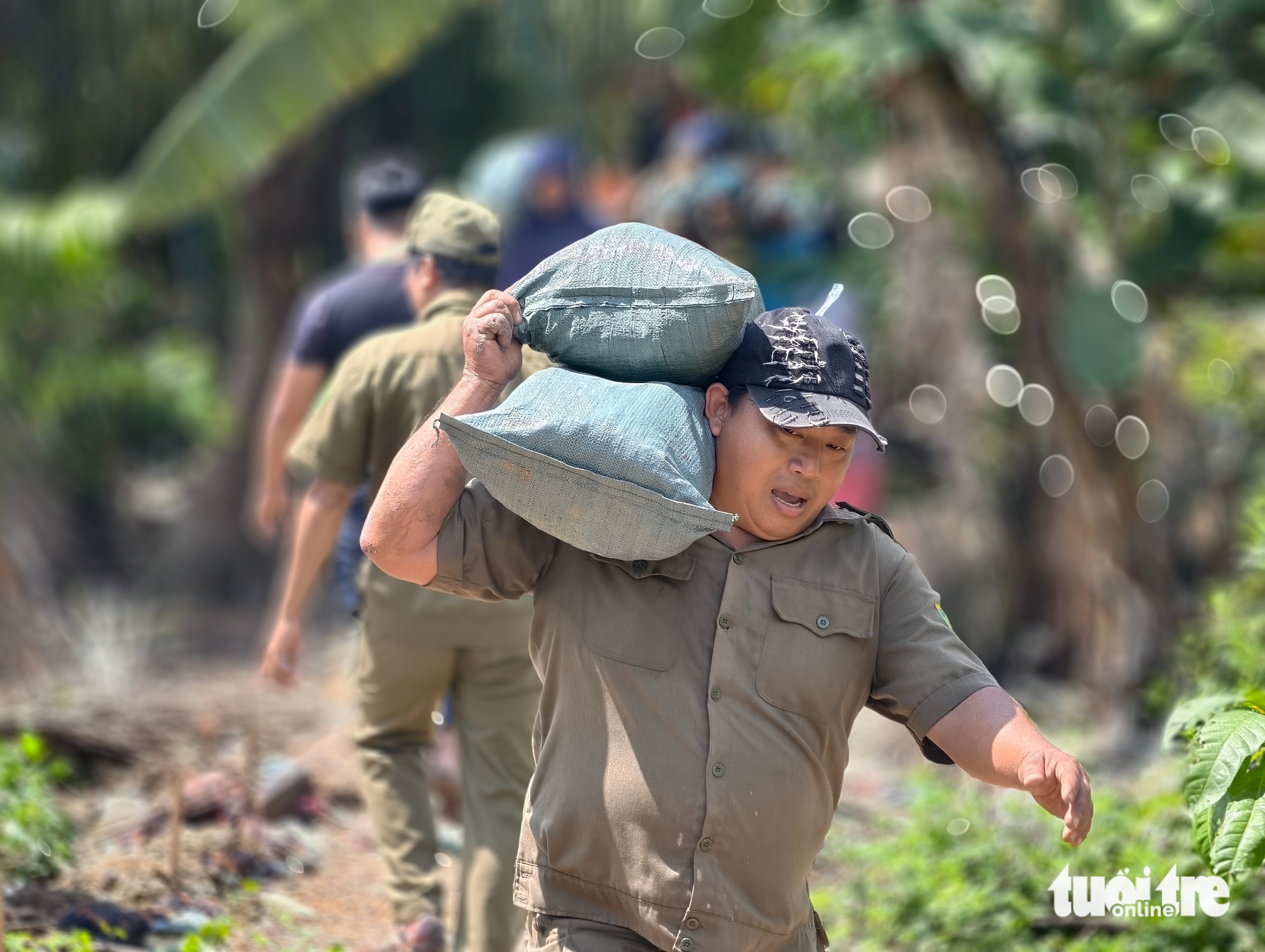 胡志明市东盛乡紧急加固河岸以应对潮汐