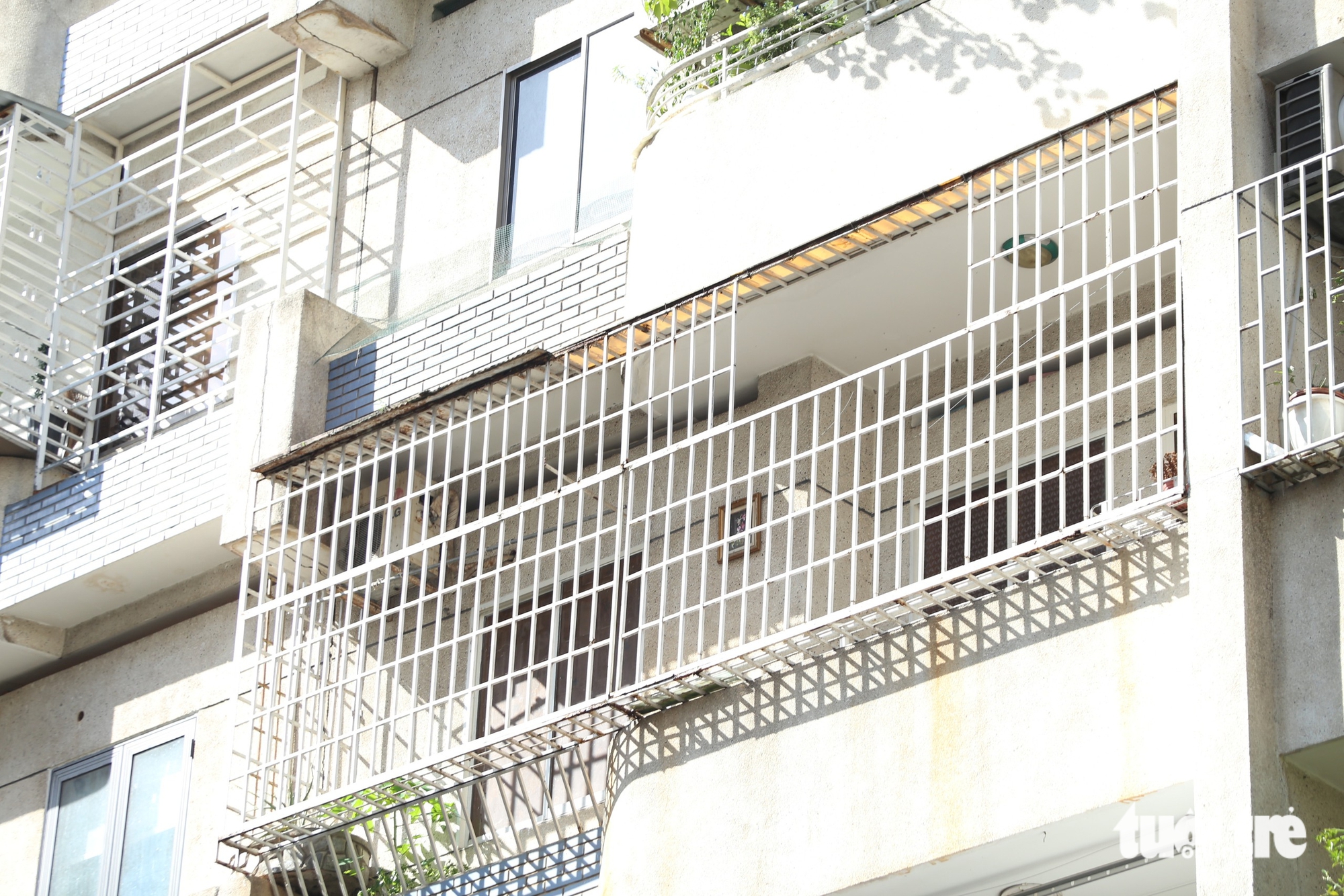 胡志明市许多公寓居民拆除'铁笼'，开辟逃生通道