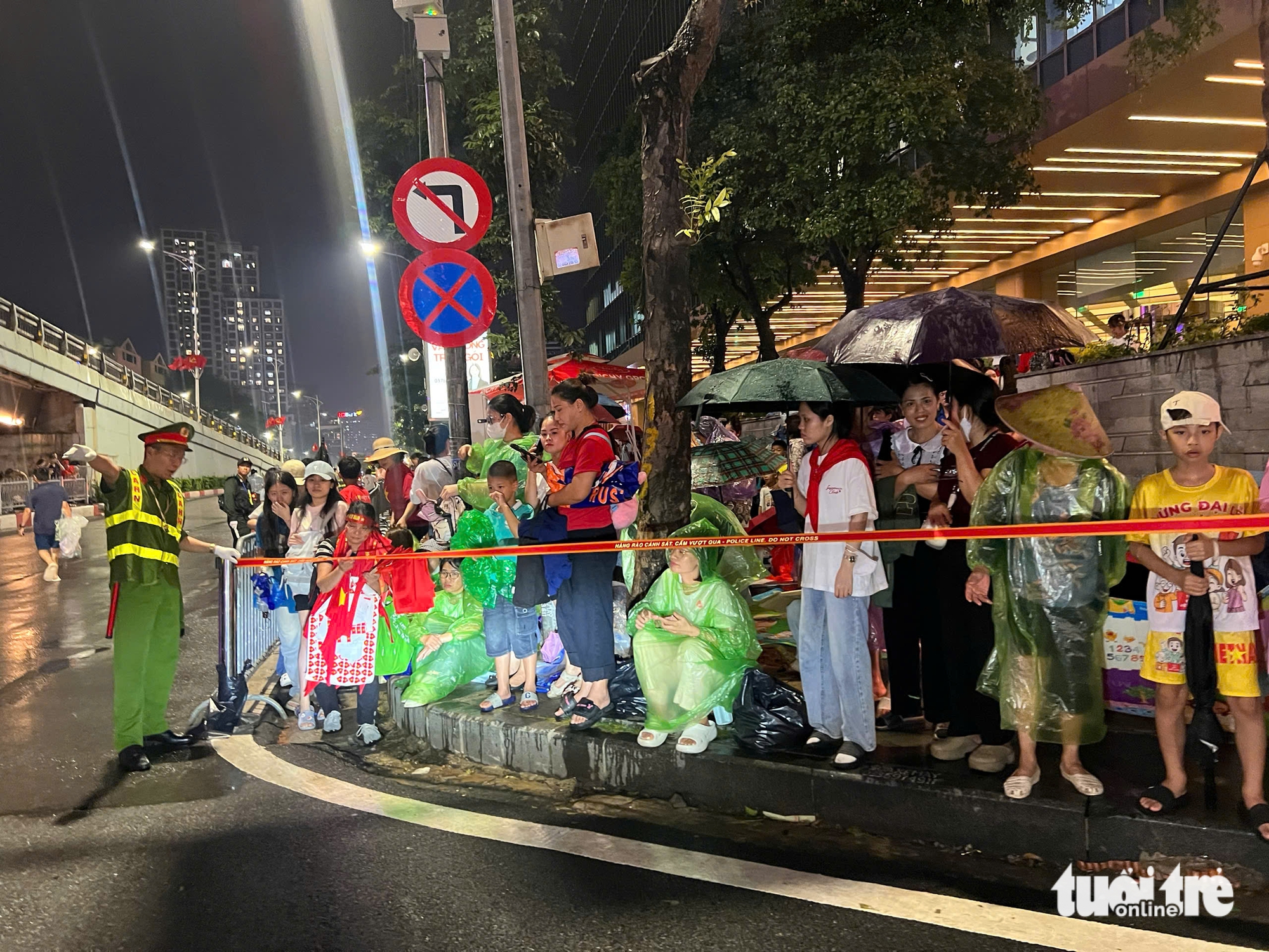 禁止汽车进入巴亭广场区域，准备阅兵和游行总排练