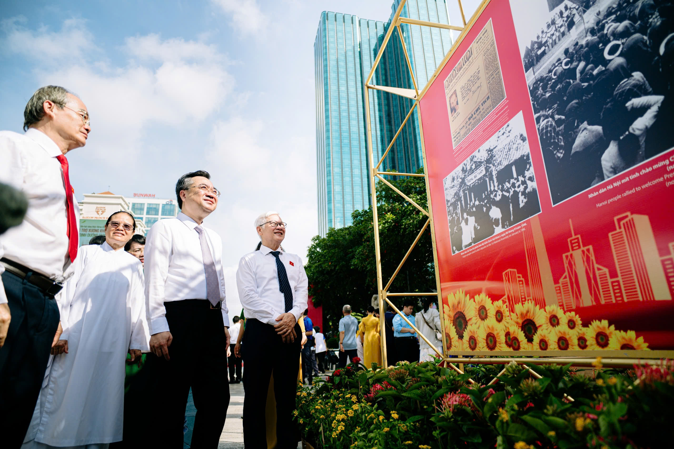 胡志明市开幕'越南国会80年荣耀'图片展
