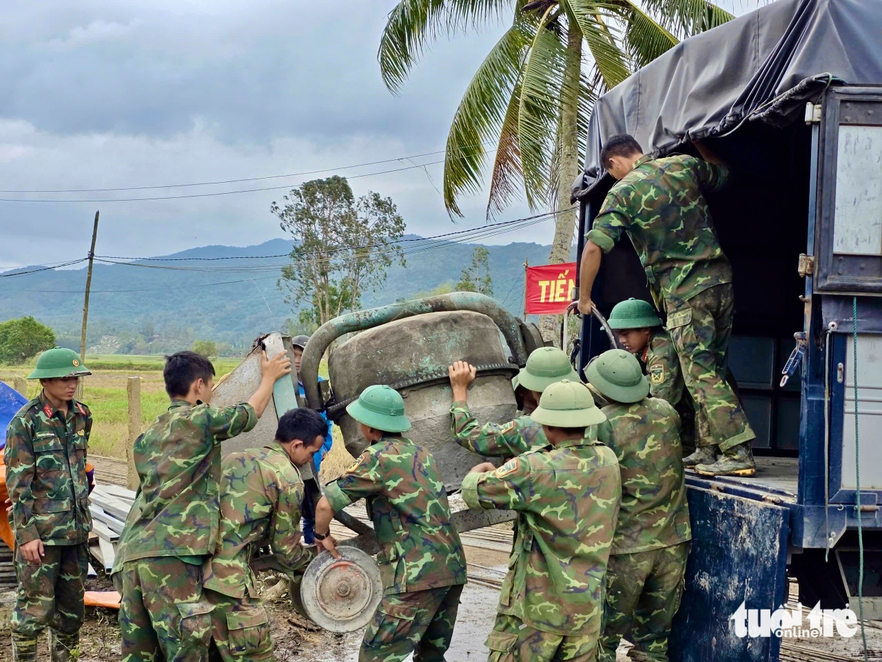 军队连夜为富安省洪水区民众建房