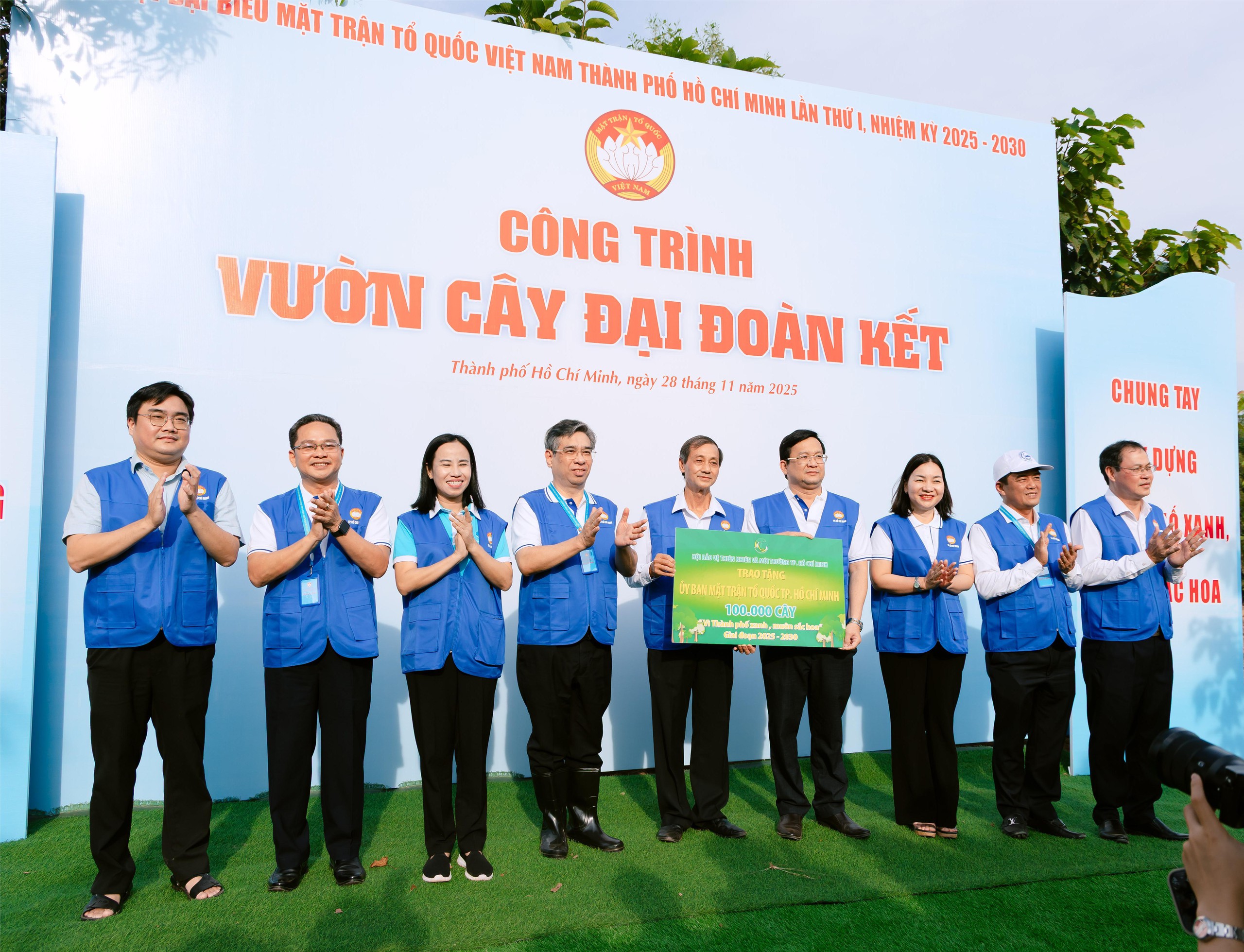 500名胡志明市越南祖国阵线代表种植绿树