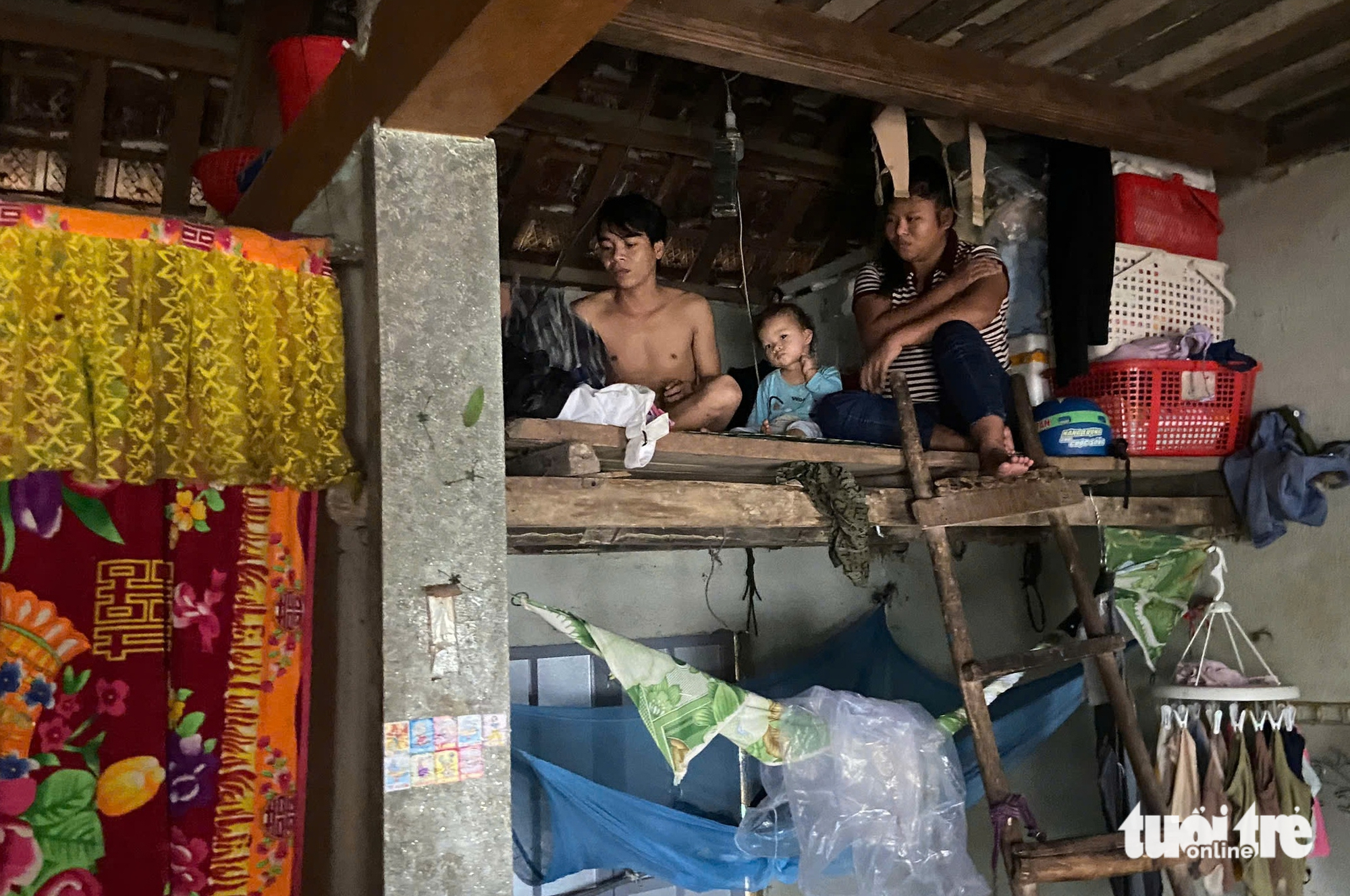 顺化洪涝区生活混乱，勉强维持生计